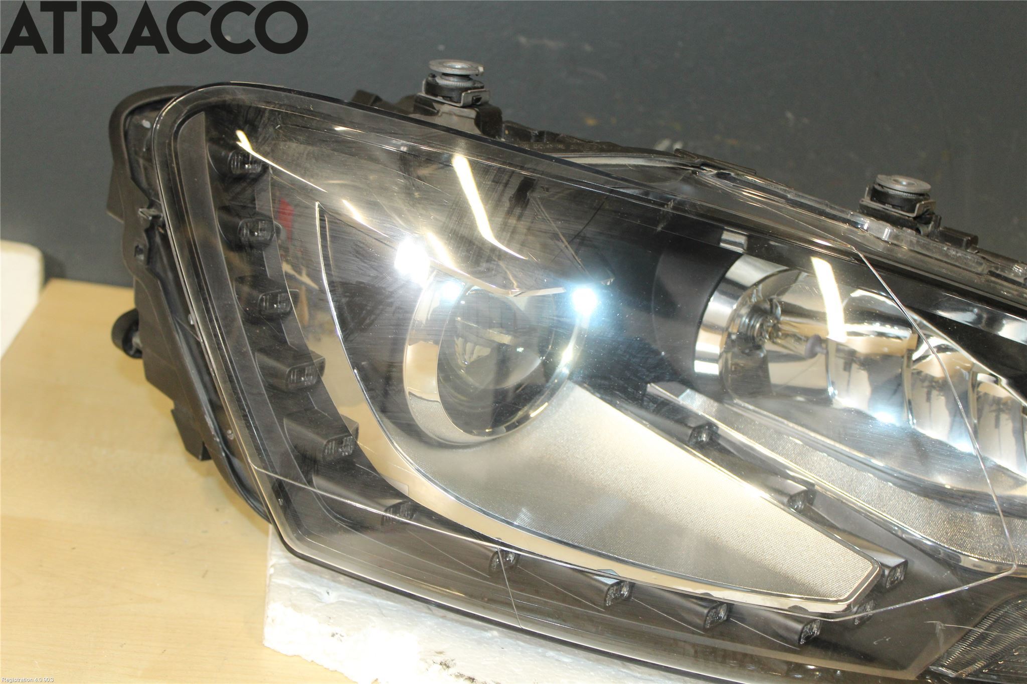 Volkswagen VW POLO 10-17 Strålkastare Höger