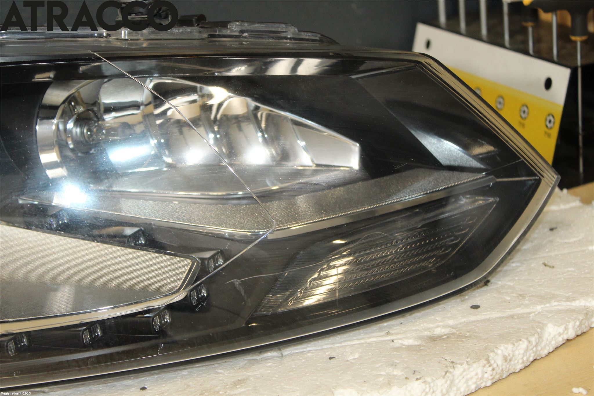 Volkswagen VW POLO 10-17 Strålkastare Höger