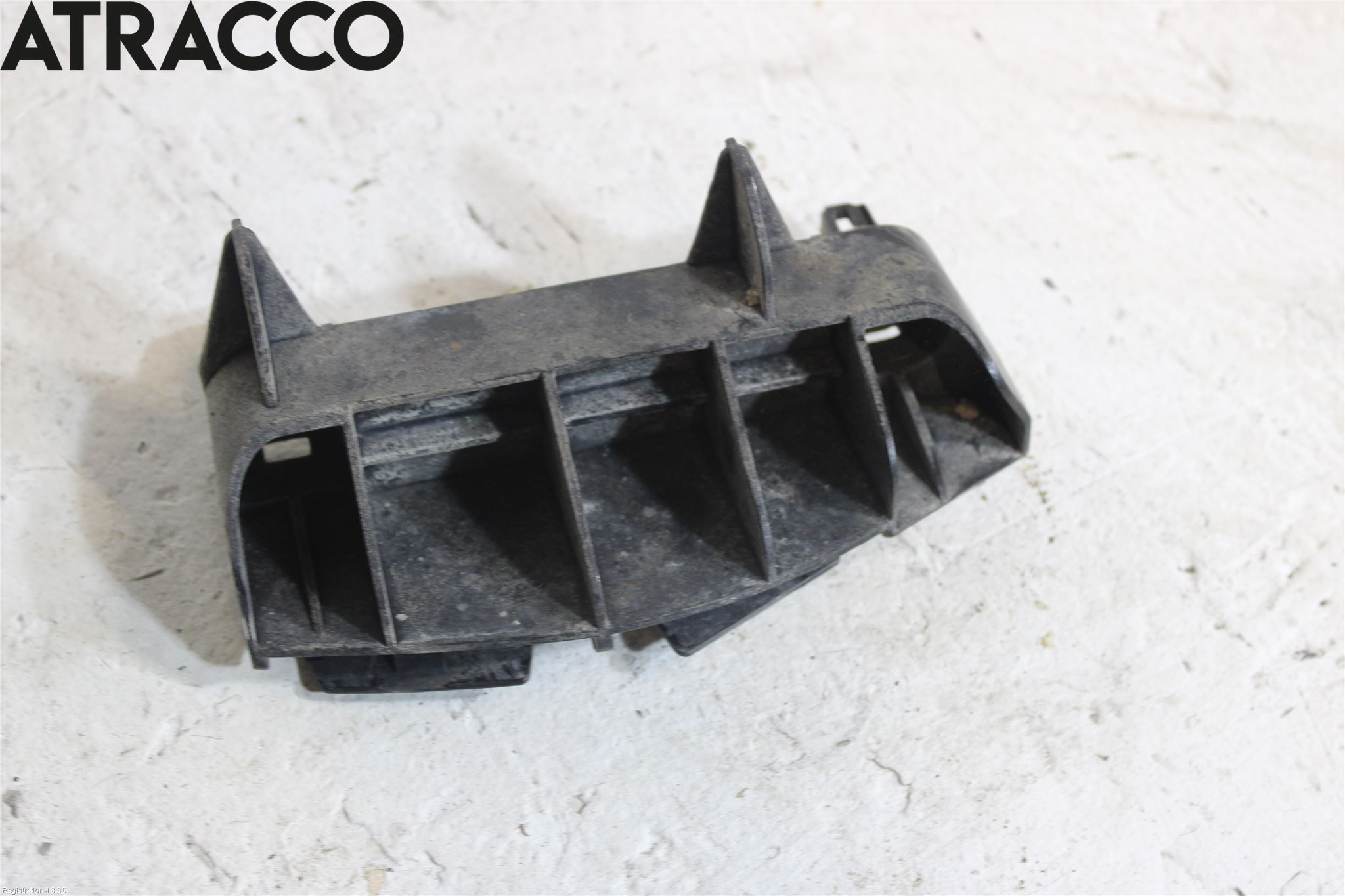 Toyota AVENSIS 09-15 Stötfångarfäste Bak Hö