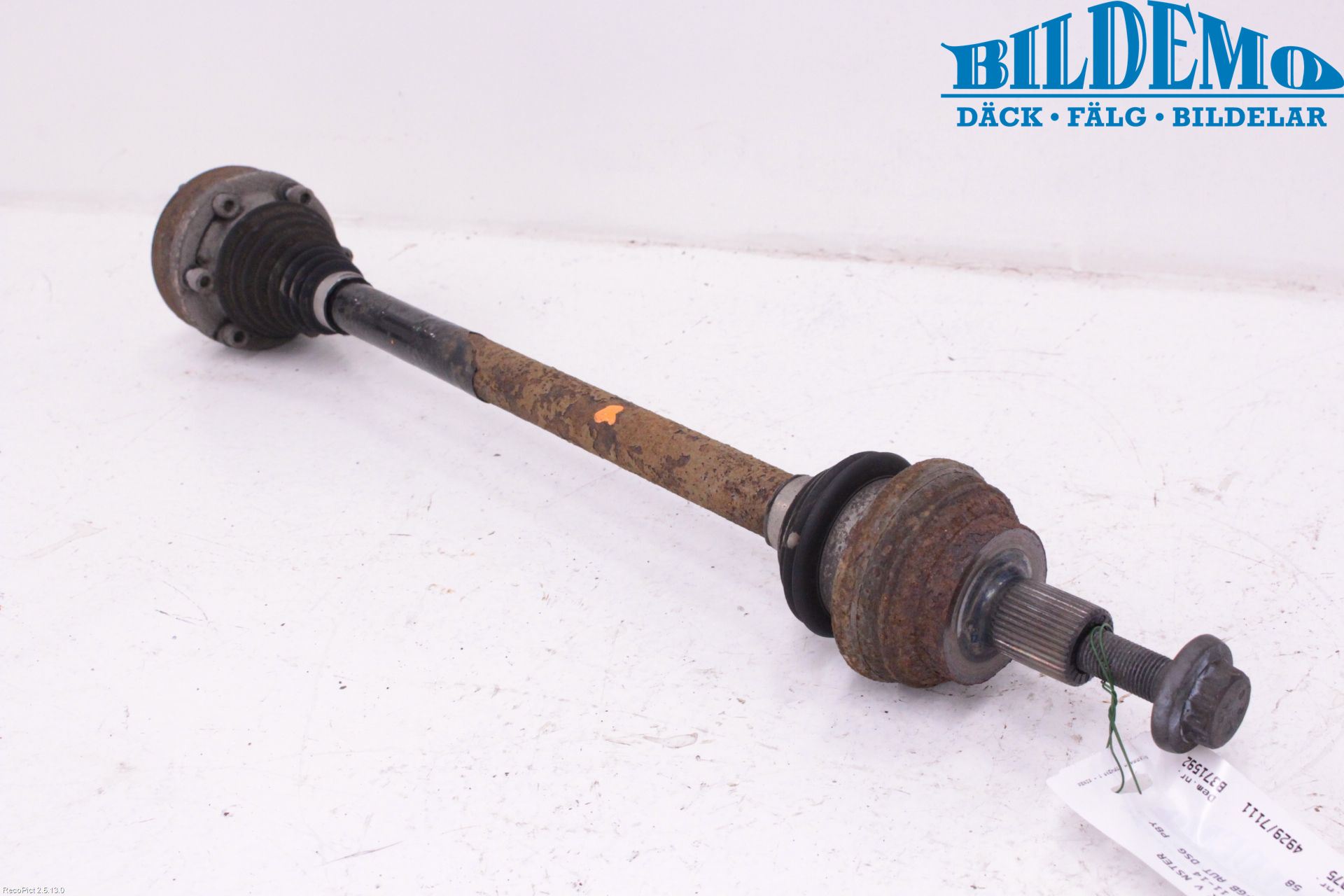 Volkswagen VW PASSAT 11-14 Drivaxel Bak Vänster