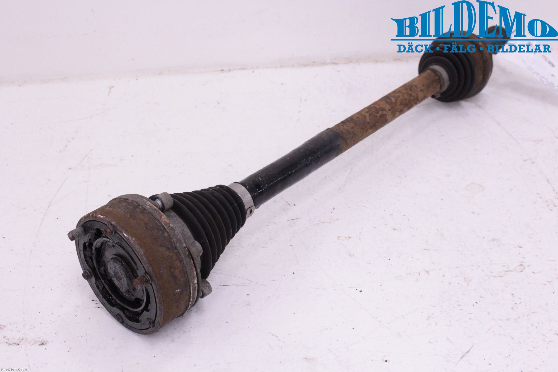 Volkswagen VW PASSAT 11-14 Drivaxel Bak Vänster