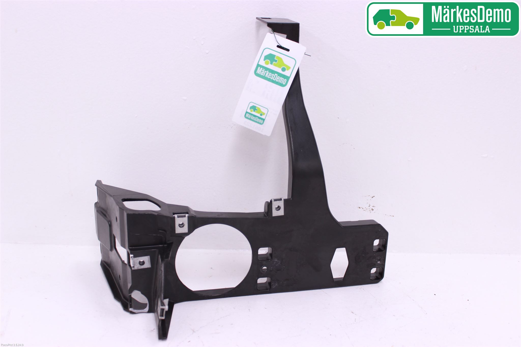 BMW 6 E63/64    02-10 Strålkast Fästsarg