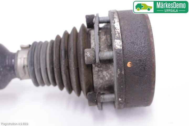 Volkswagen VW CADDY      04-10 Drivaxel Fram Höger
