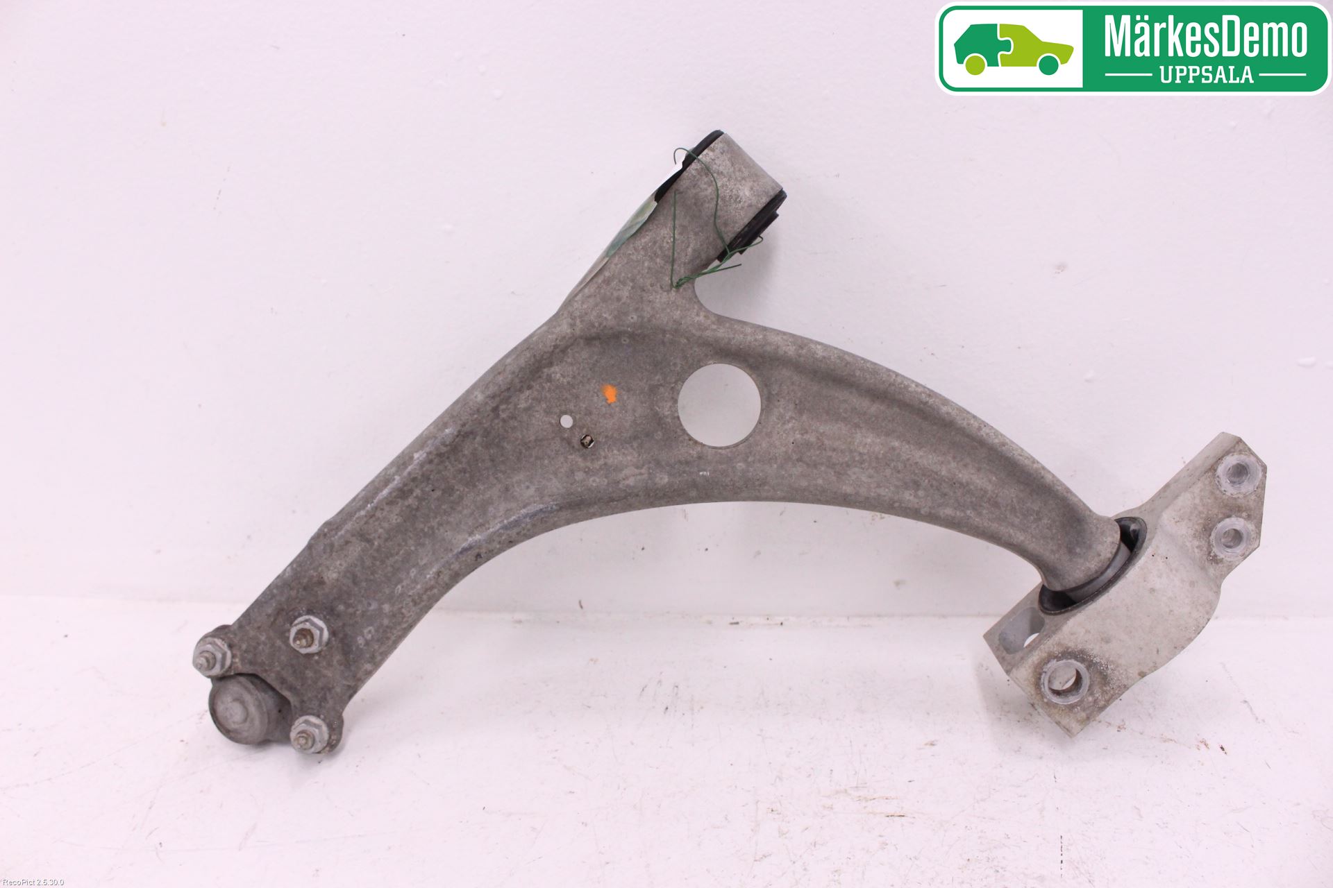 Volkswagen VW PASSAT 05-11 Bärarmsstag Fram Höger