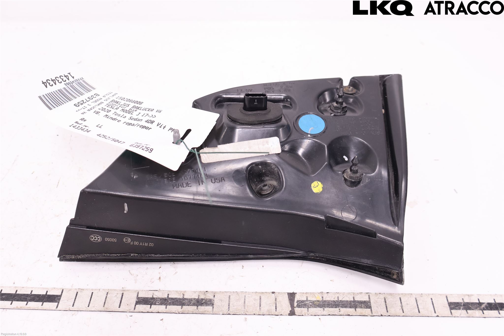 Tesla MODEL 3 17- Bakljus Lucka Vä