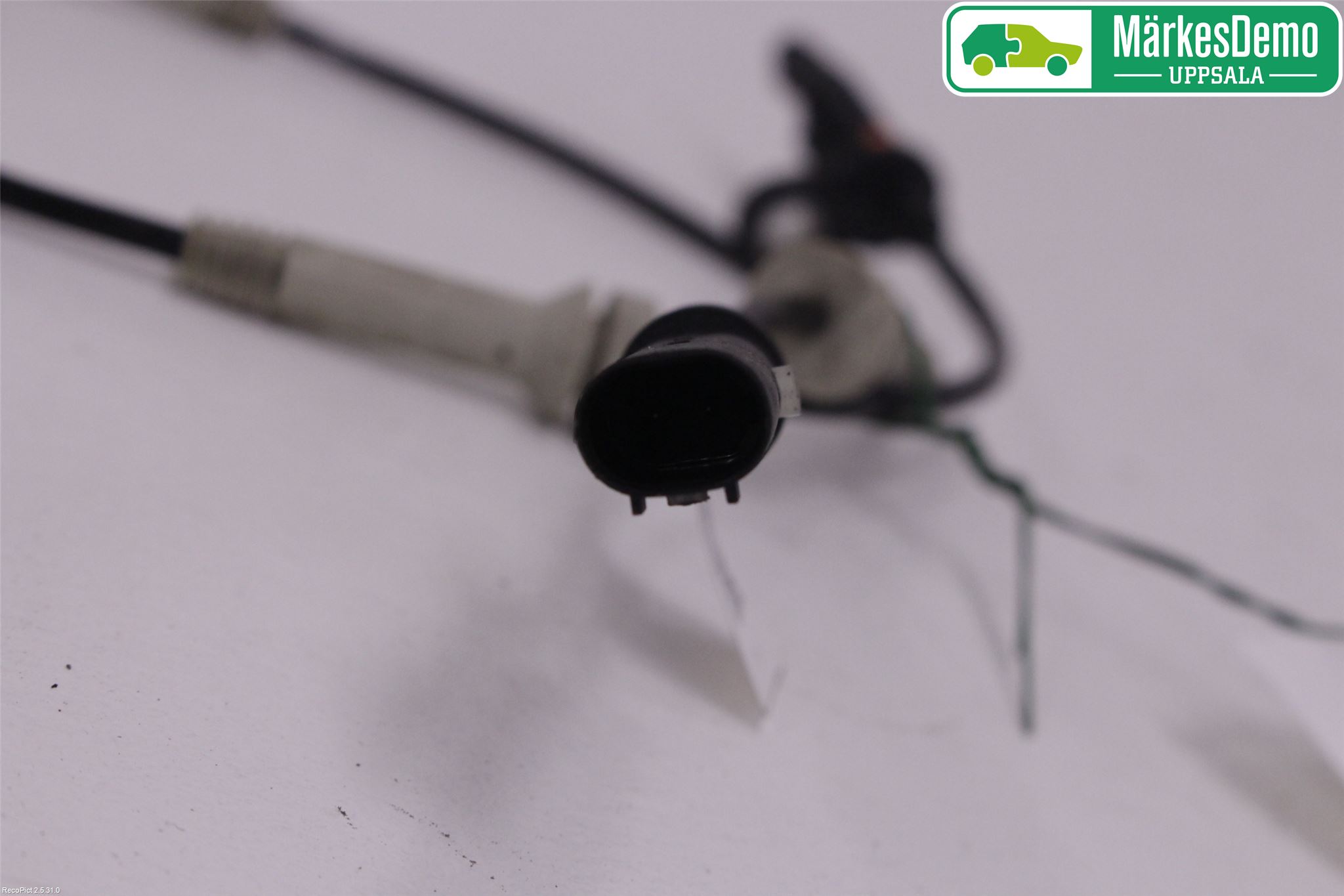 BMW 5 G30/G31/F90 17-23 Abs Sensor