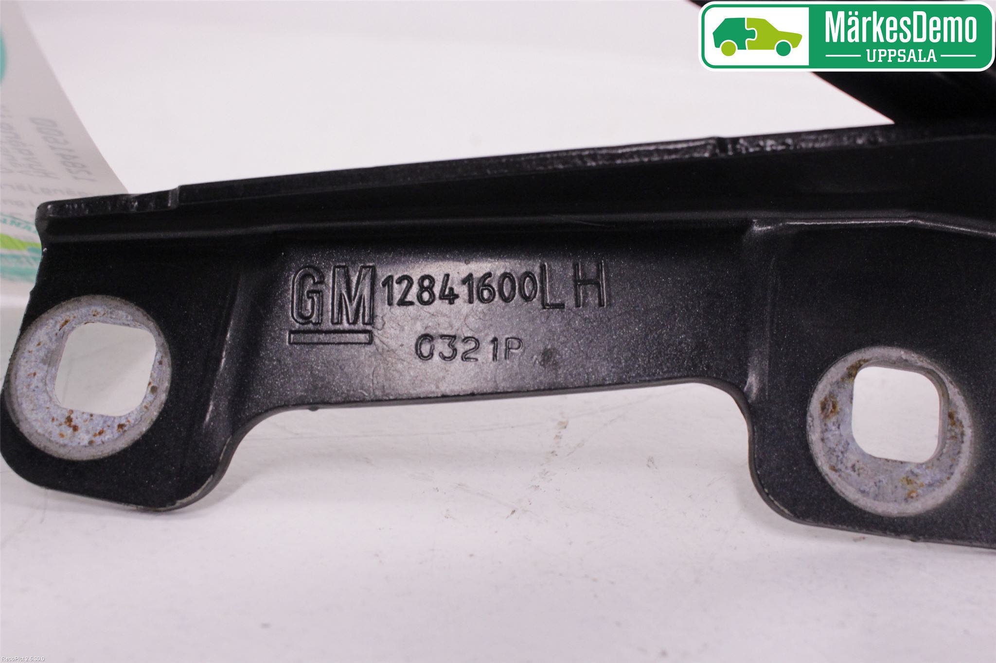 Opel INSIGNIA 09-16 Huvgångjärn