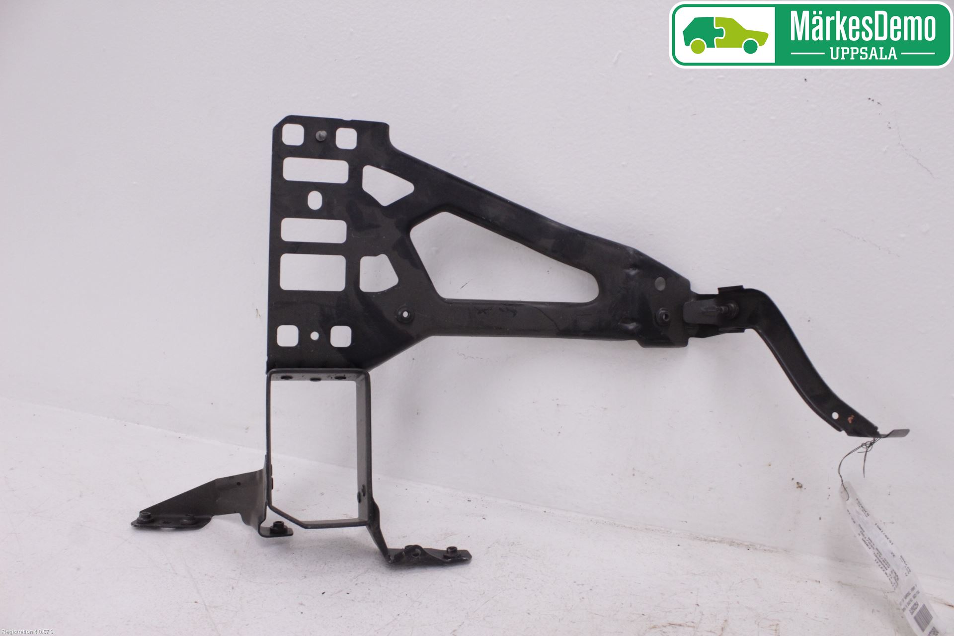 BMW 5 E60/61 Sed/Tou 02-10 Strålkast Fästsarg