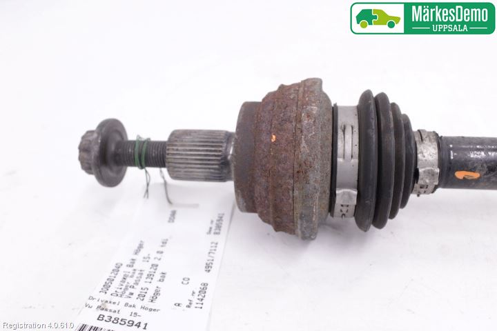 Volkswagen VW PASSAT 15-19 Drivaxel Bak Höger