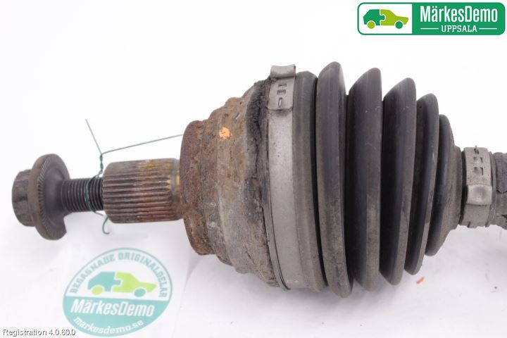 Volkswagen VW CADDY      04-10 Drivaxel Fram Höger
