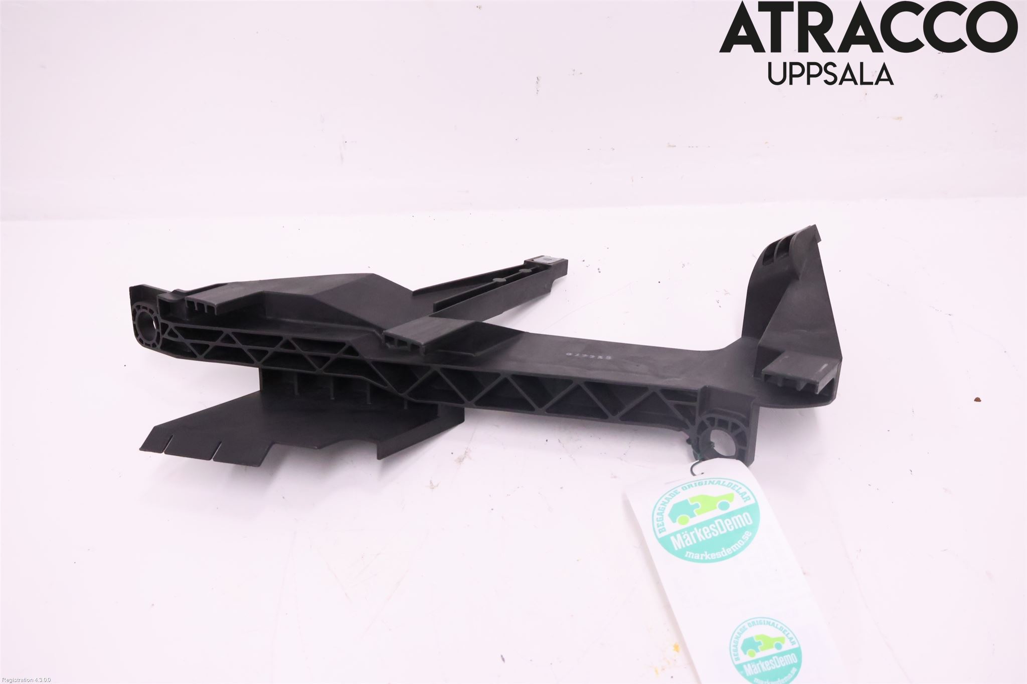 BMW X3 E83     03-10 Strålkast Fästsarg