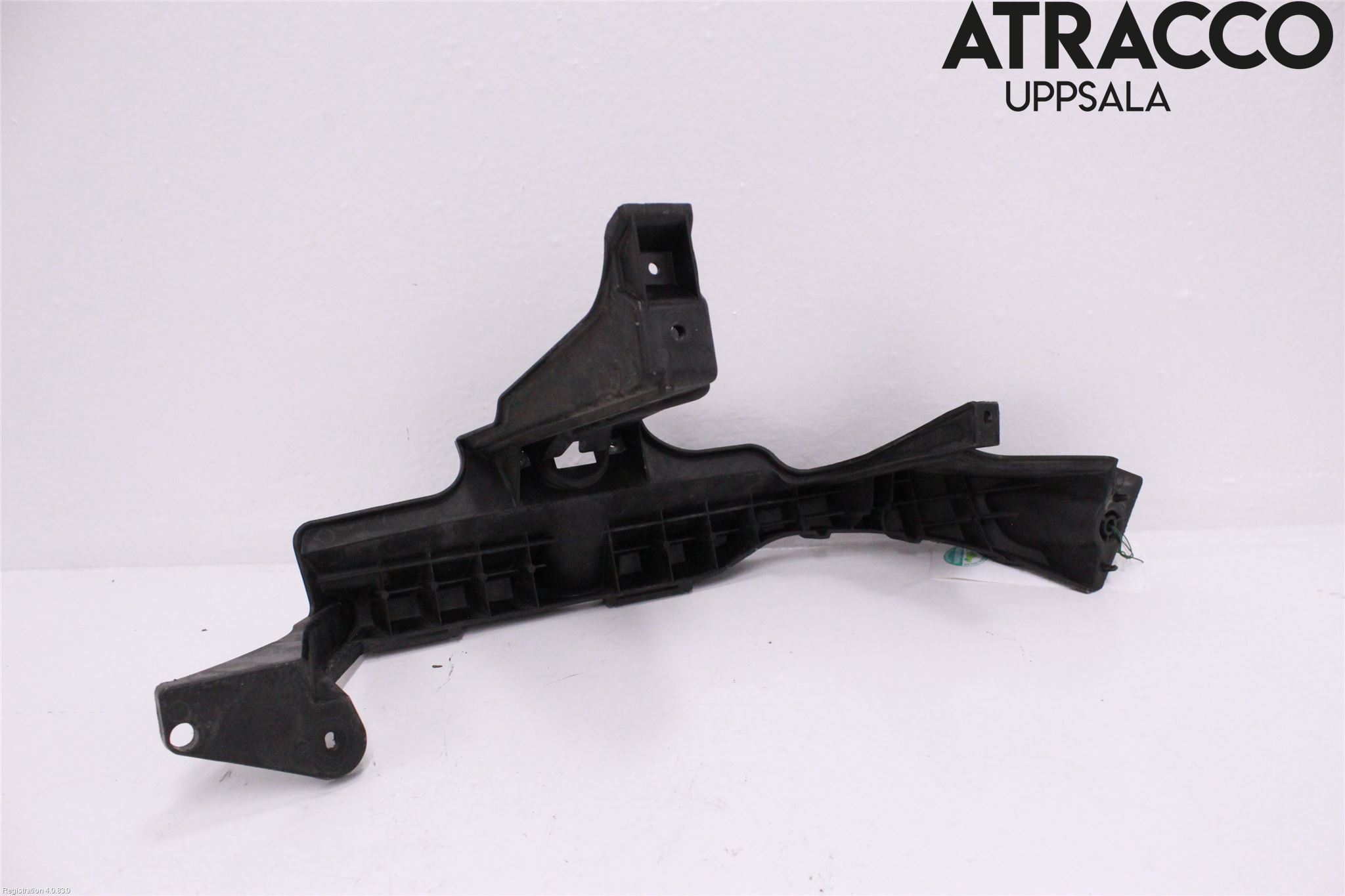 BMW X3 E83     03-10 Strålkast Fästsarg