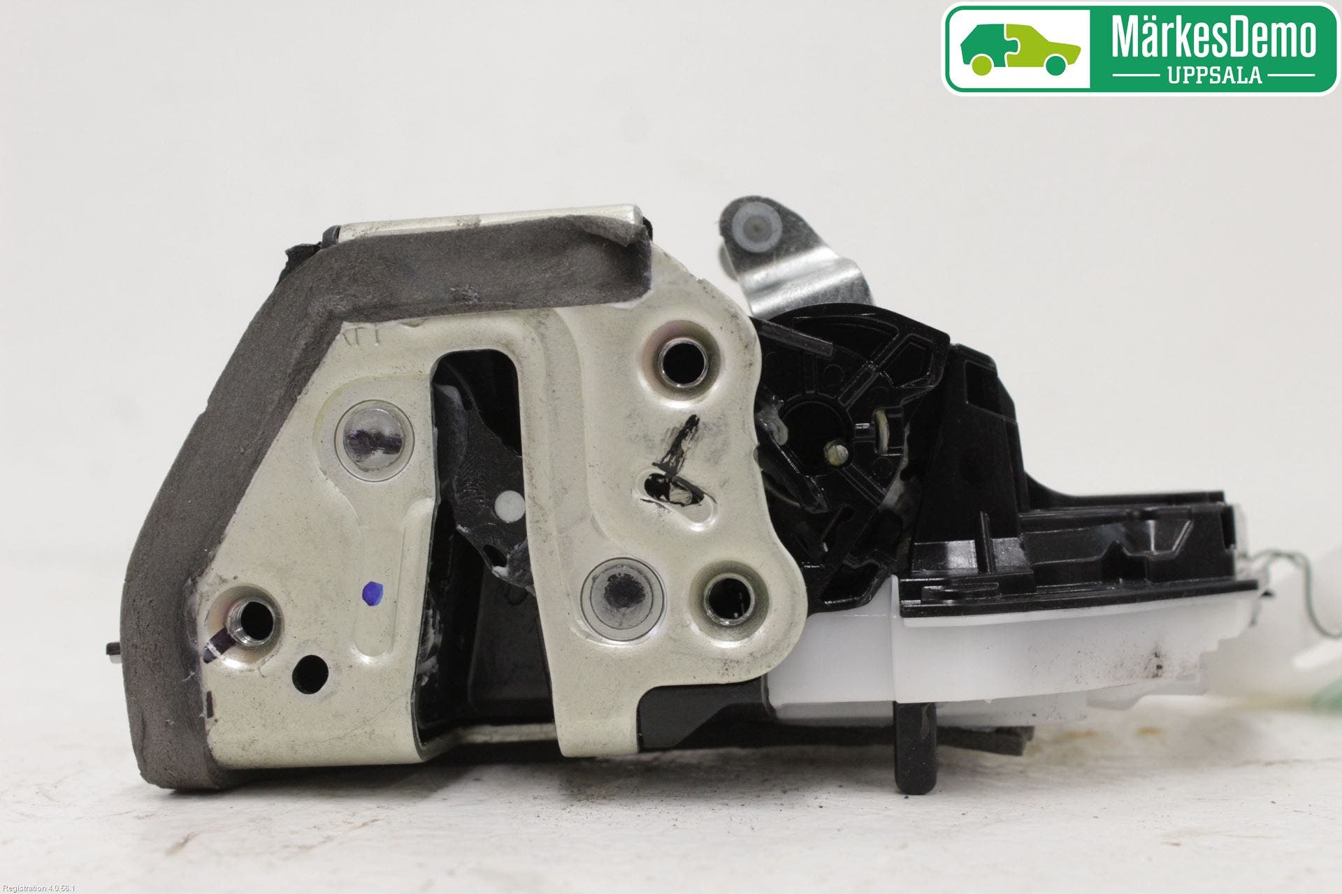 Toyota HILUX 16- Låskista-Dörrlås