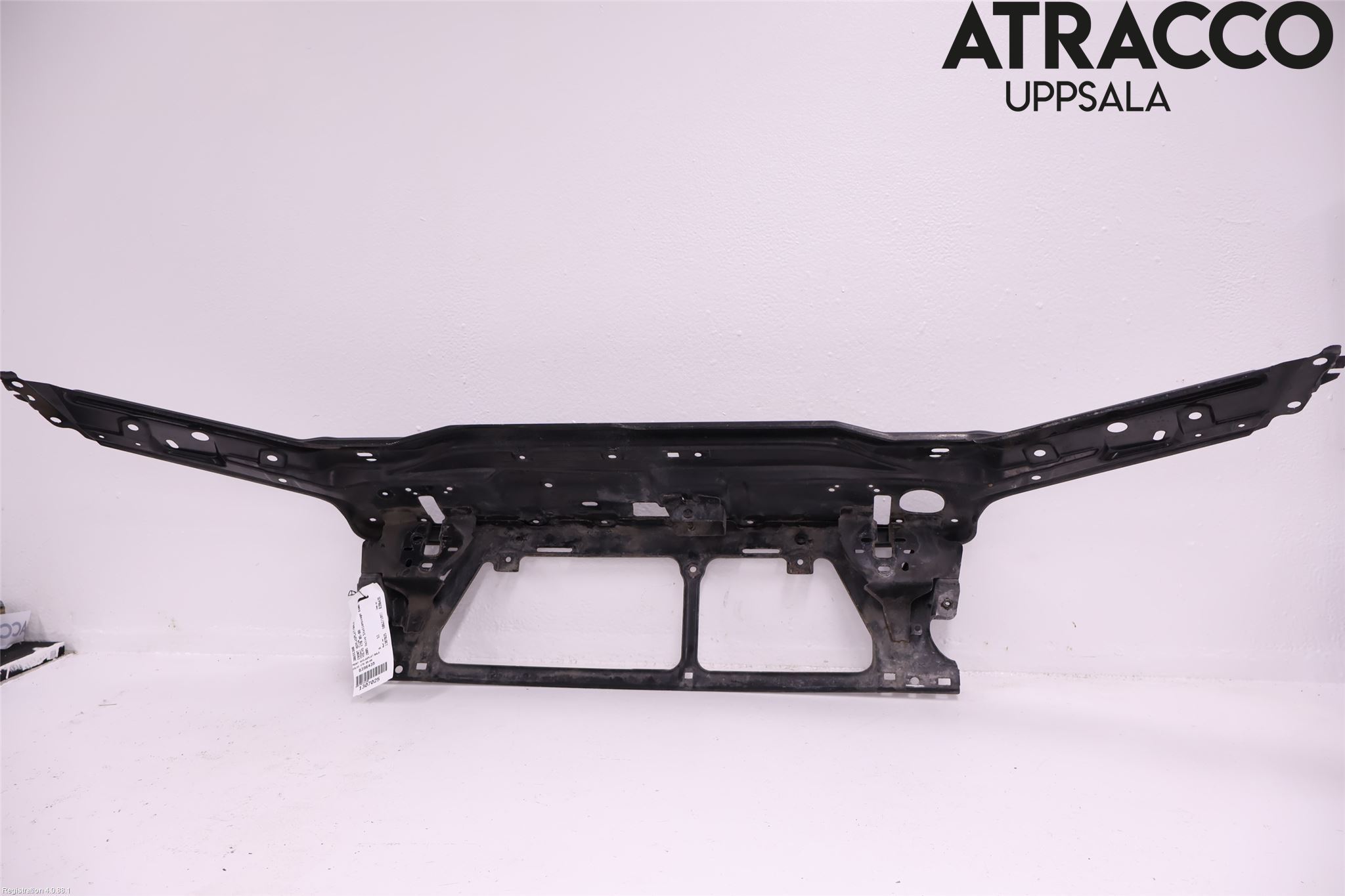 Volvo V70 05-08 Front Huvlåsplåt-Balk