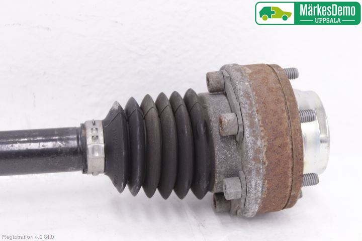 Volkswagen VW PASSAT 15-19 Drivaxel Bak Höger