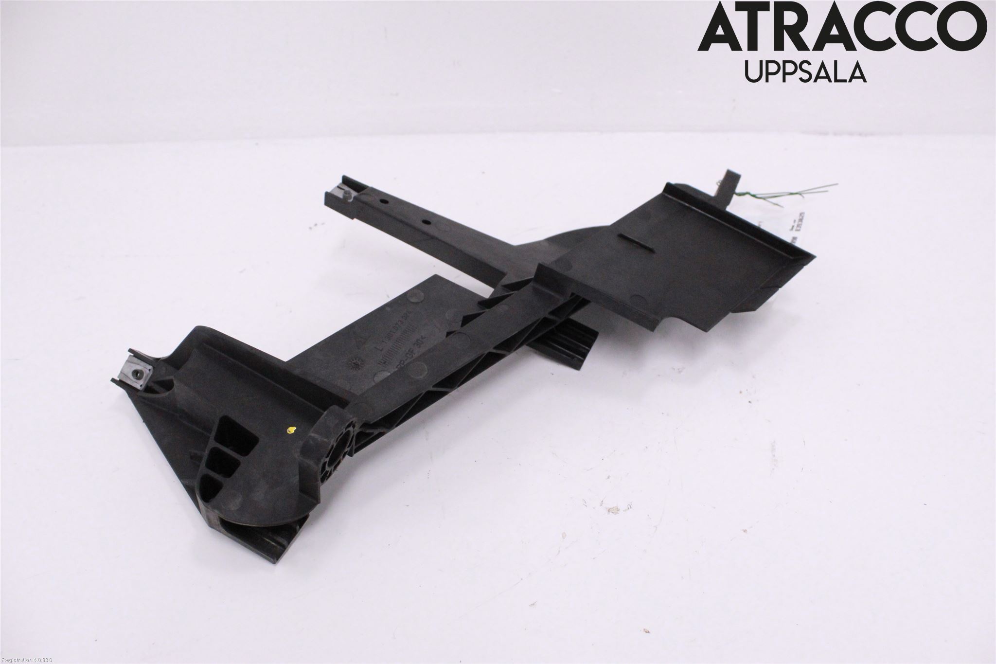 BMW X3 E83     03-10 Strålkast Fästsarg