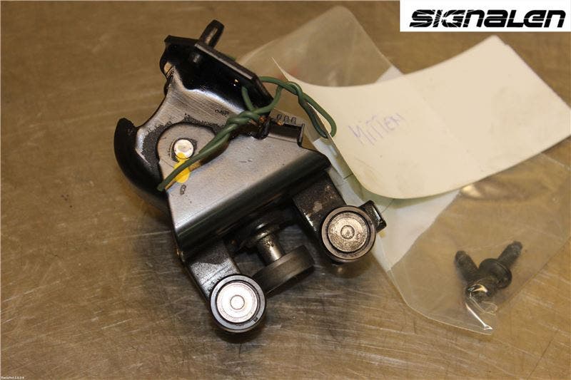 Peugeot PARTNER 08-15 Dörrgångjärn