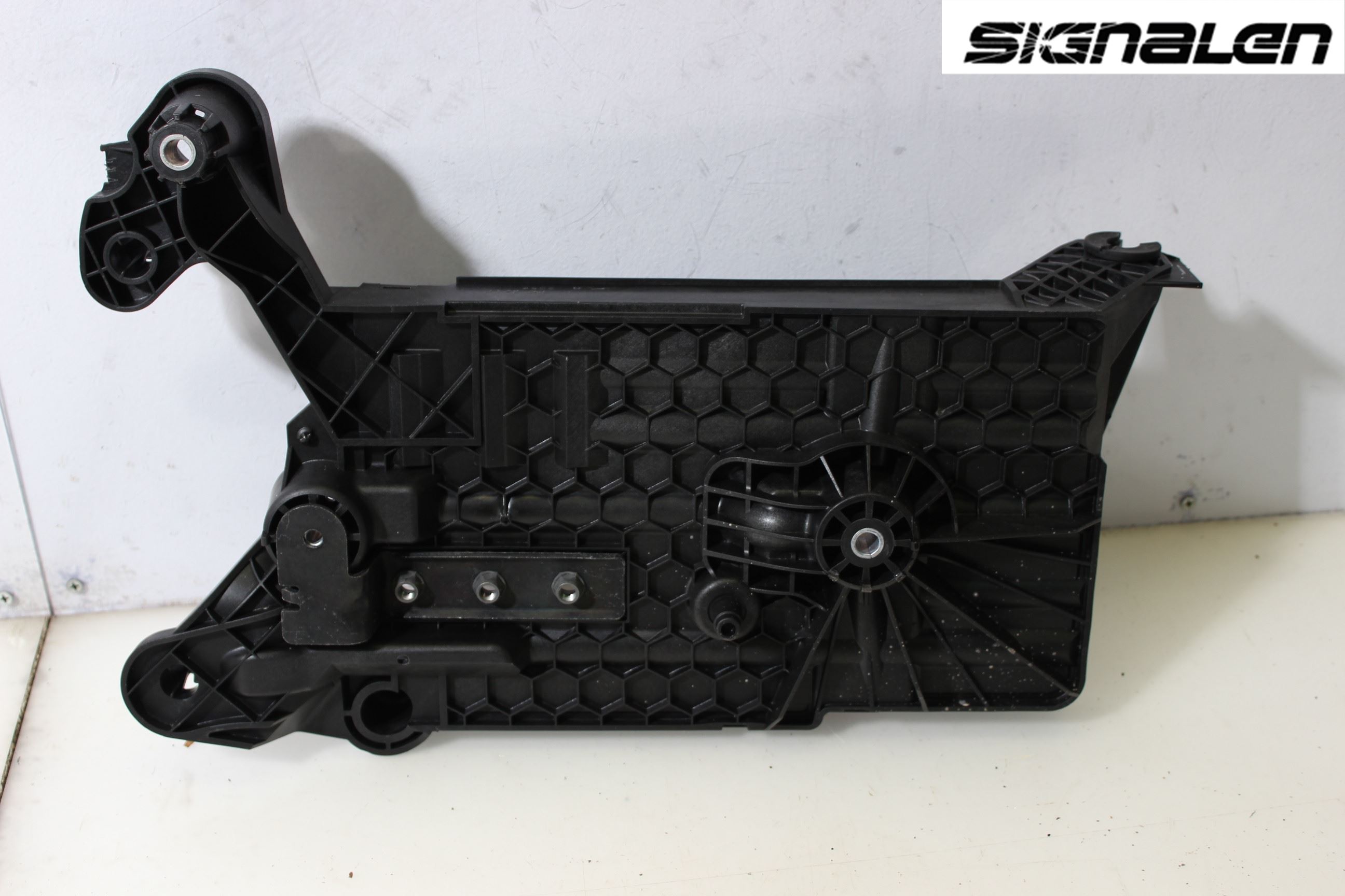 Volkswagen VW GOLF SPORTSVAN 15-20 Batterilåda-Fäste-Hållare