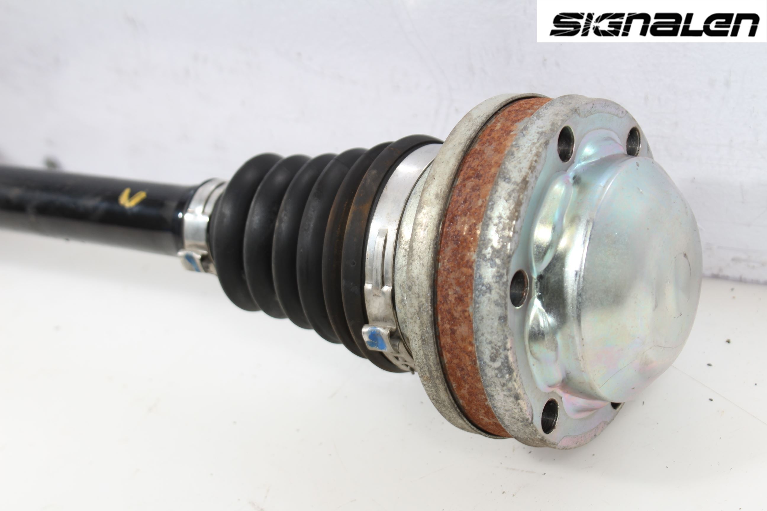 Volkswagen VW PASSAT 11-14 Drivaxel Fram Vänster