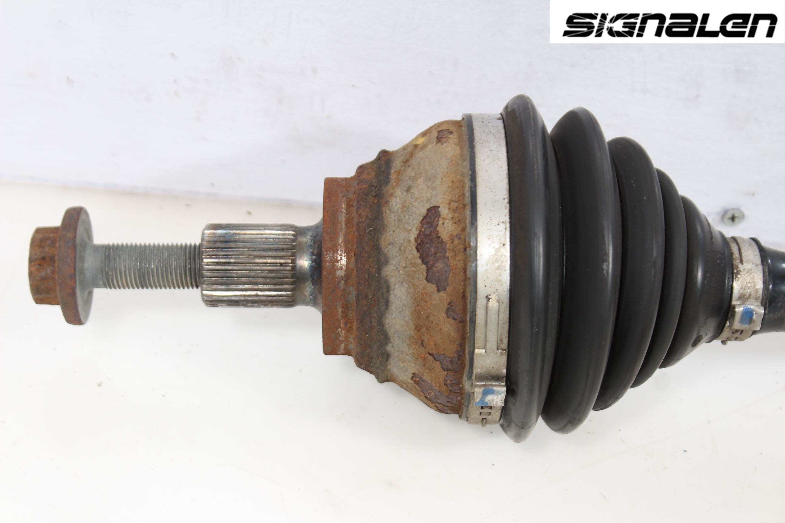 Volkswagen VW PASSAT 11-14 Drivaxel Fram Vänster
