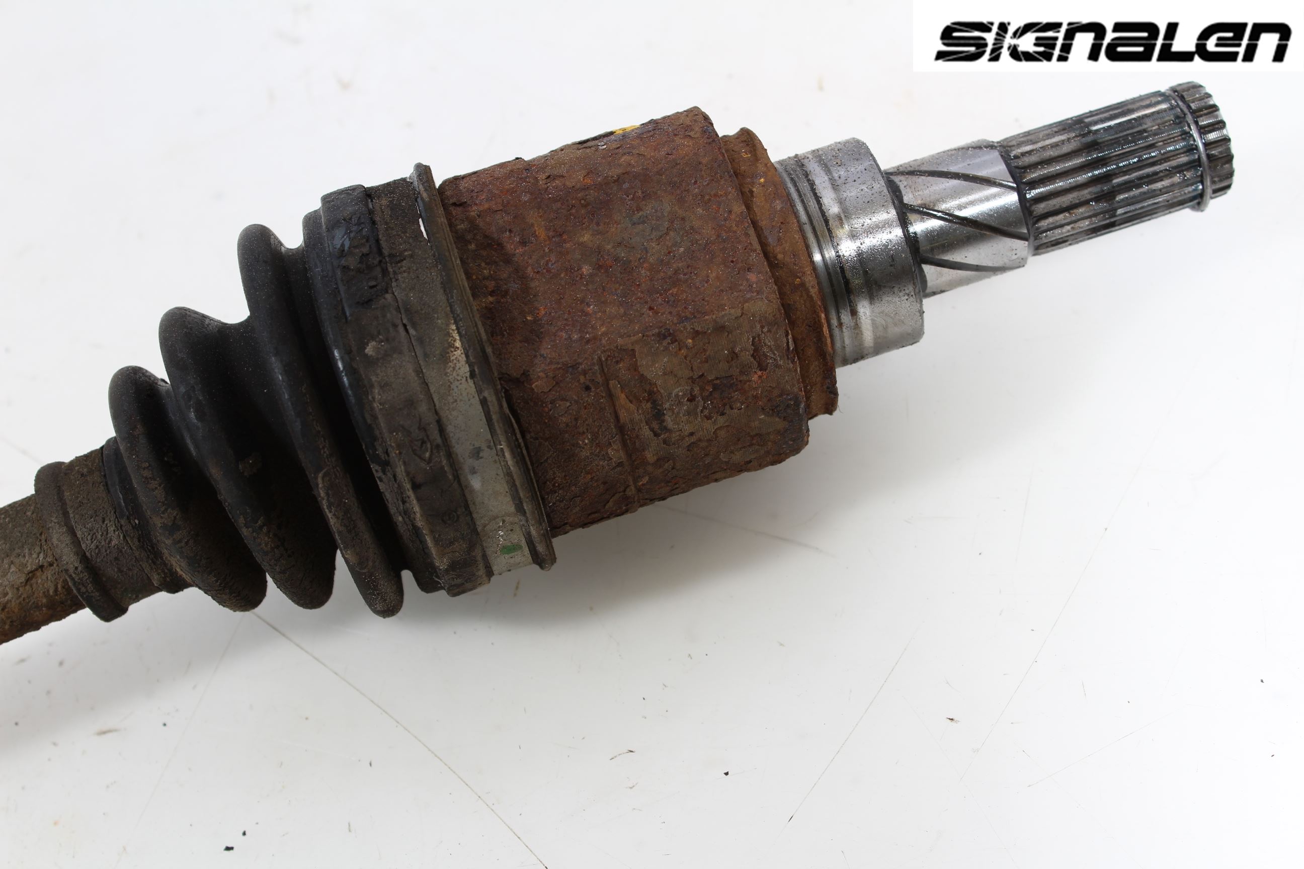Nissan QASHQAI+2  10-14 Drivaxel Bak Höger