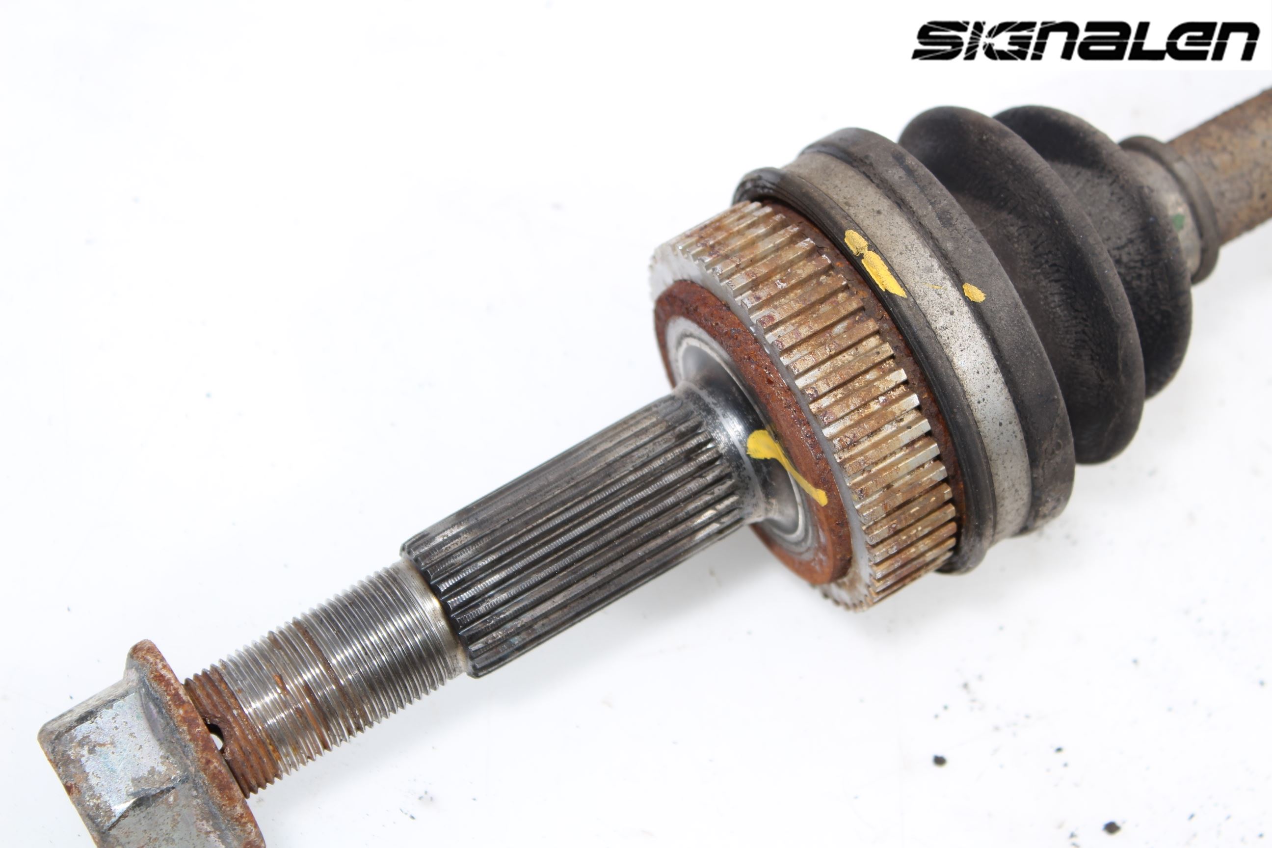 Nissan QASHQAI+2  10-14 Drivaxel Bak Vänster