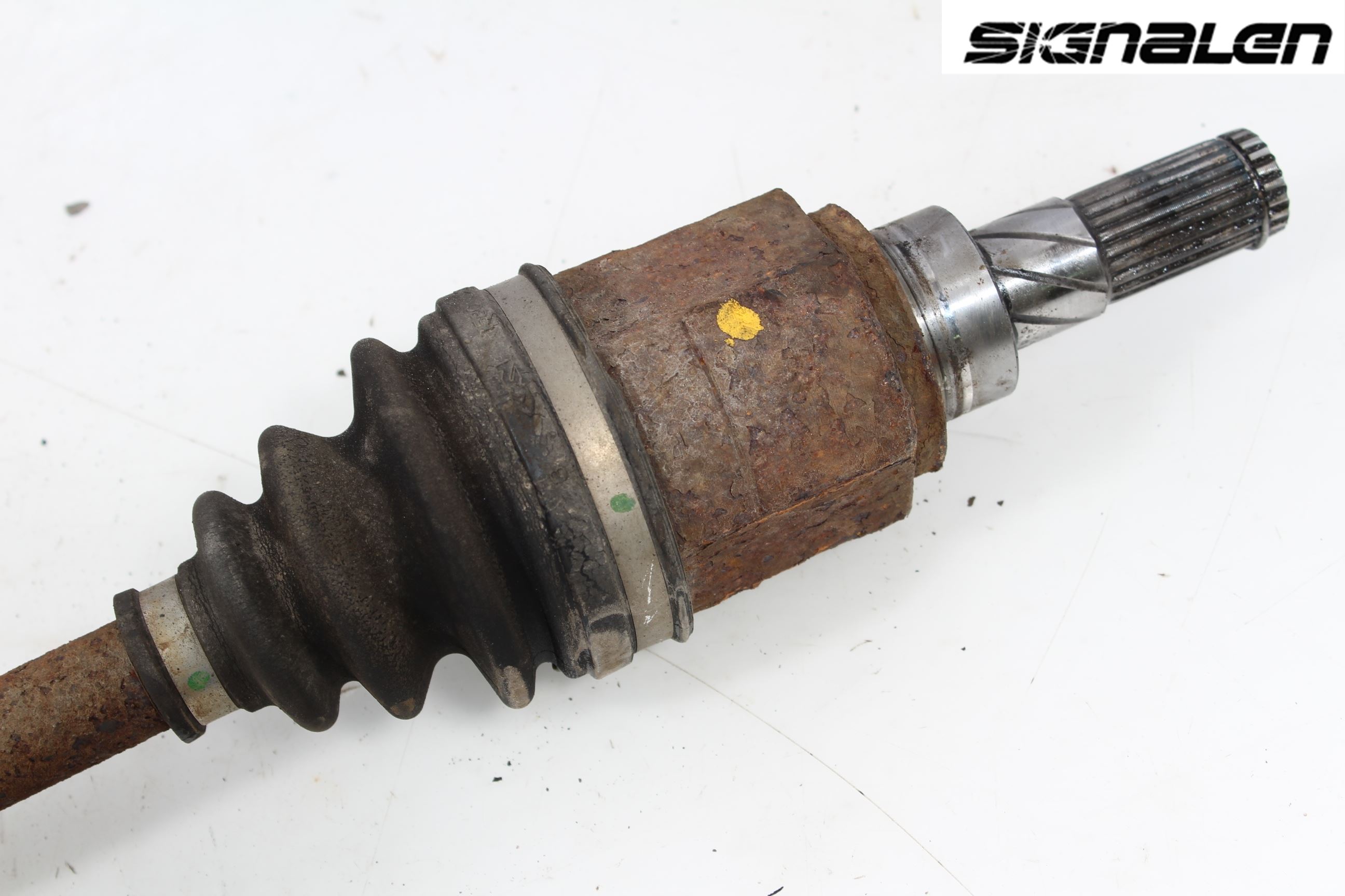 Nissan QASHQAI+2  10-14 Drivaxel Bak Vänster