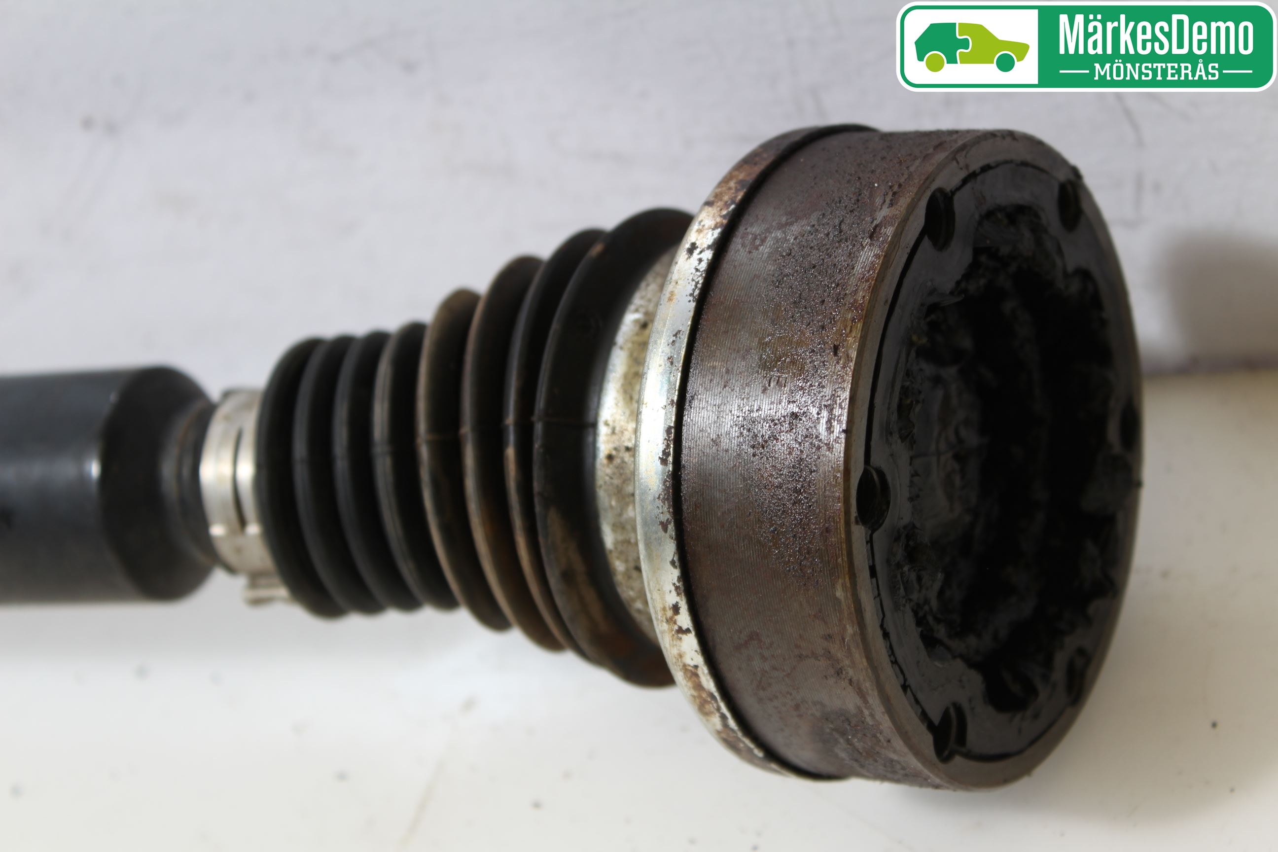Volkswagen VW GOLF V 04-09 Drivaxel Fram Höger
