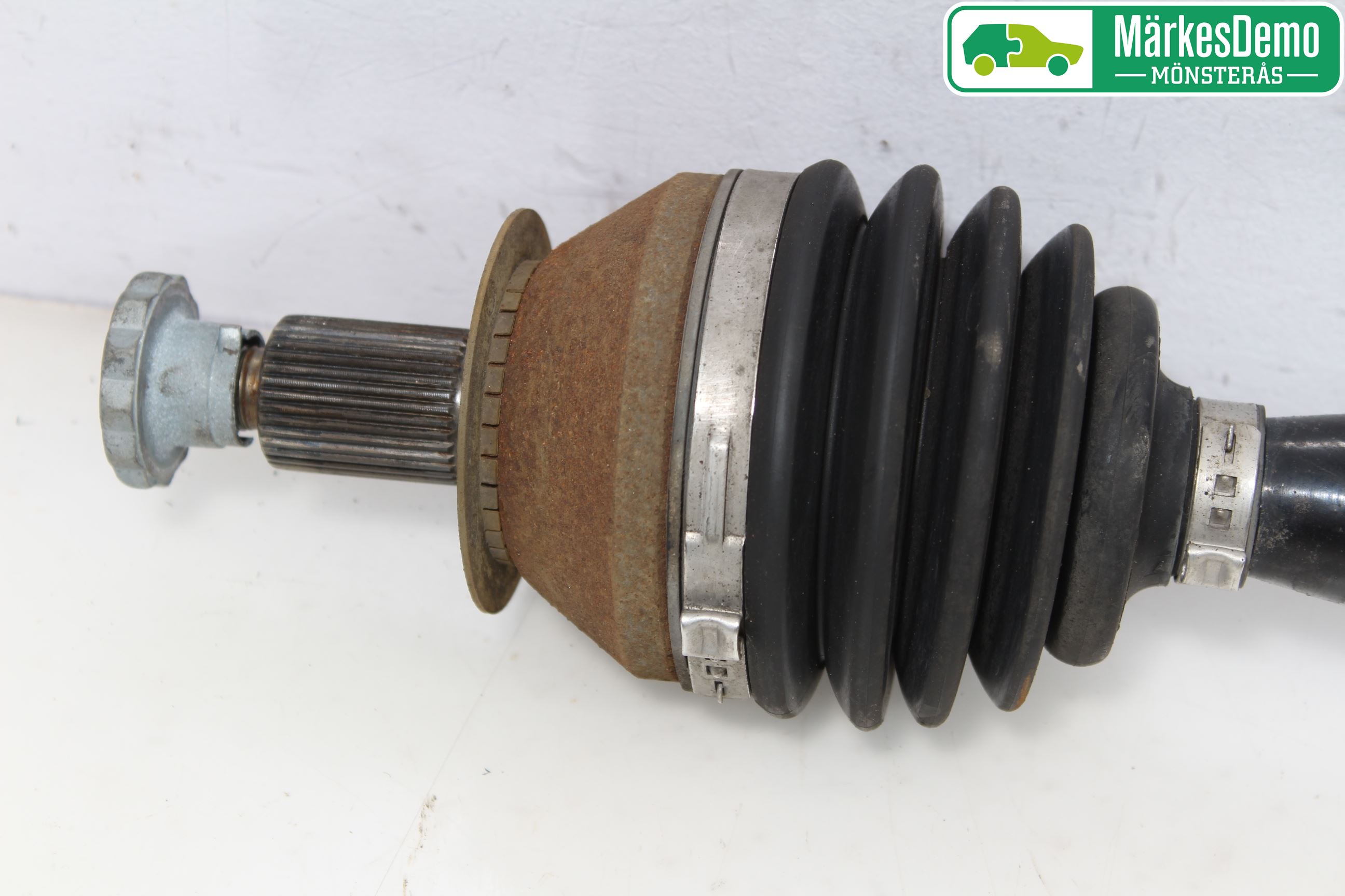 Volkswagen VW POLO 10-17 Drivaxel Fram Höger