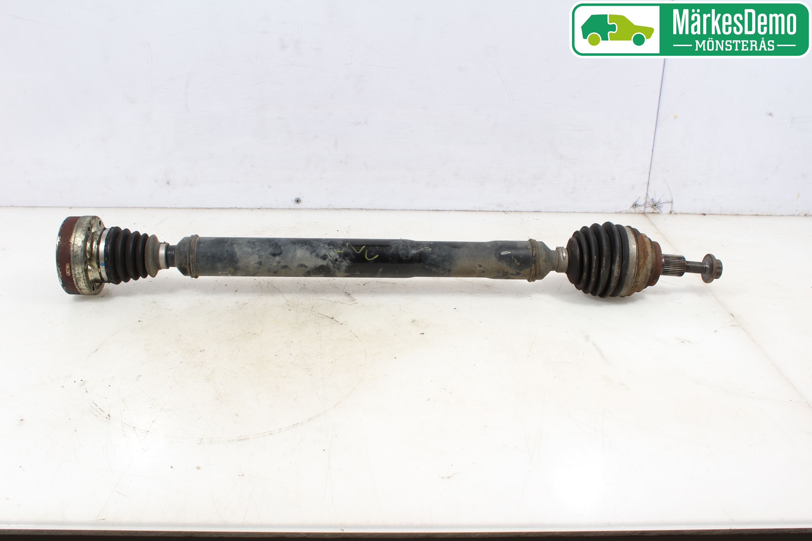 Volkswagen VW JETTA VI 11- Drivaxel Fram Höger