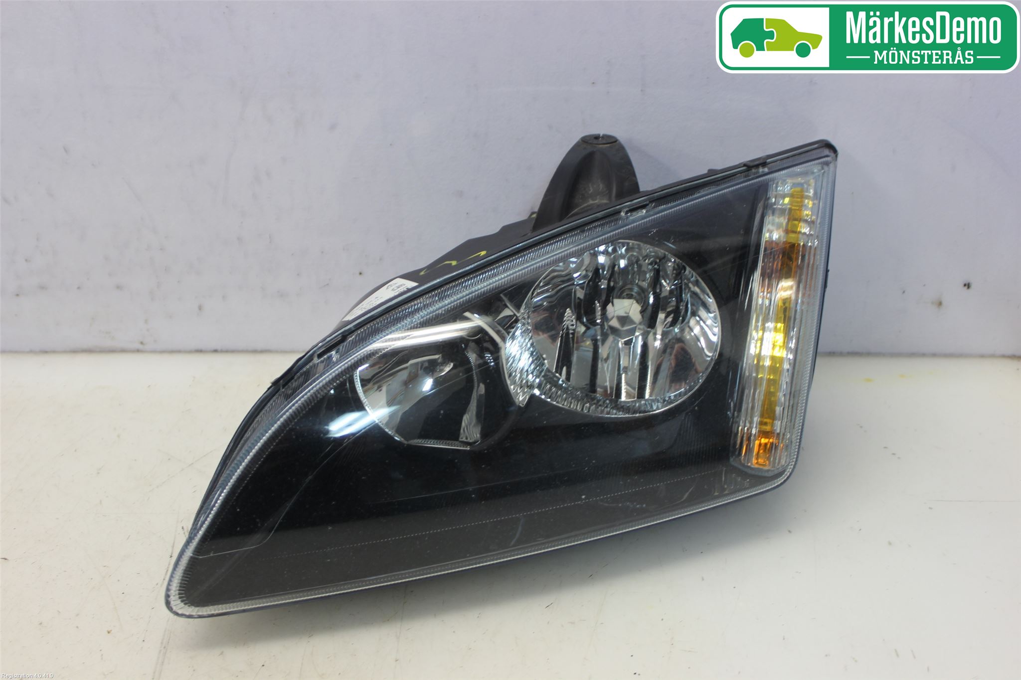 Ford FOCUS     04-07 Strålkastare Vänster