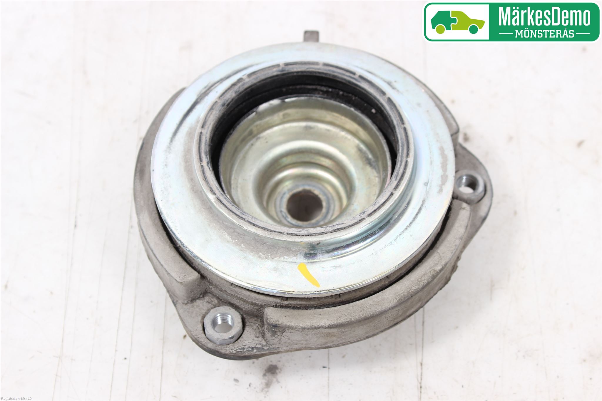 Volkswagen VW CADDY      04-10 Fjäderbenslager Fram