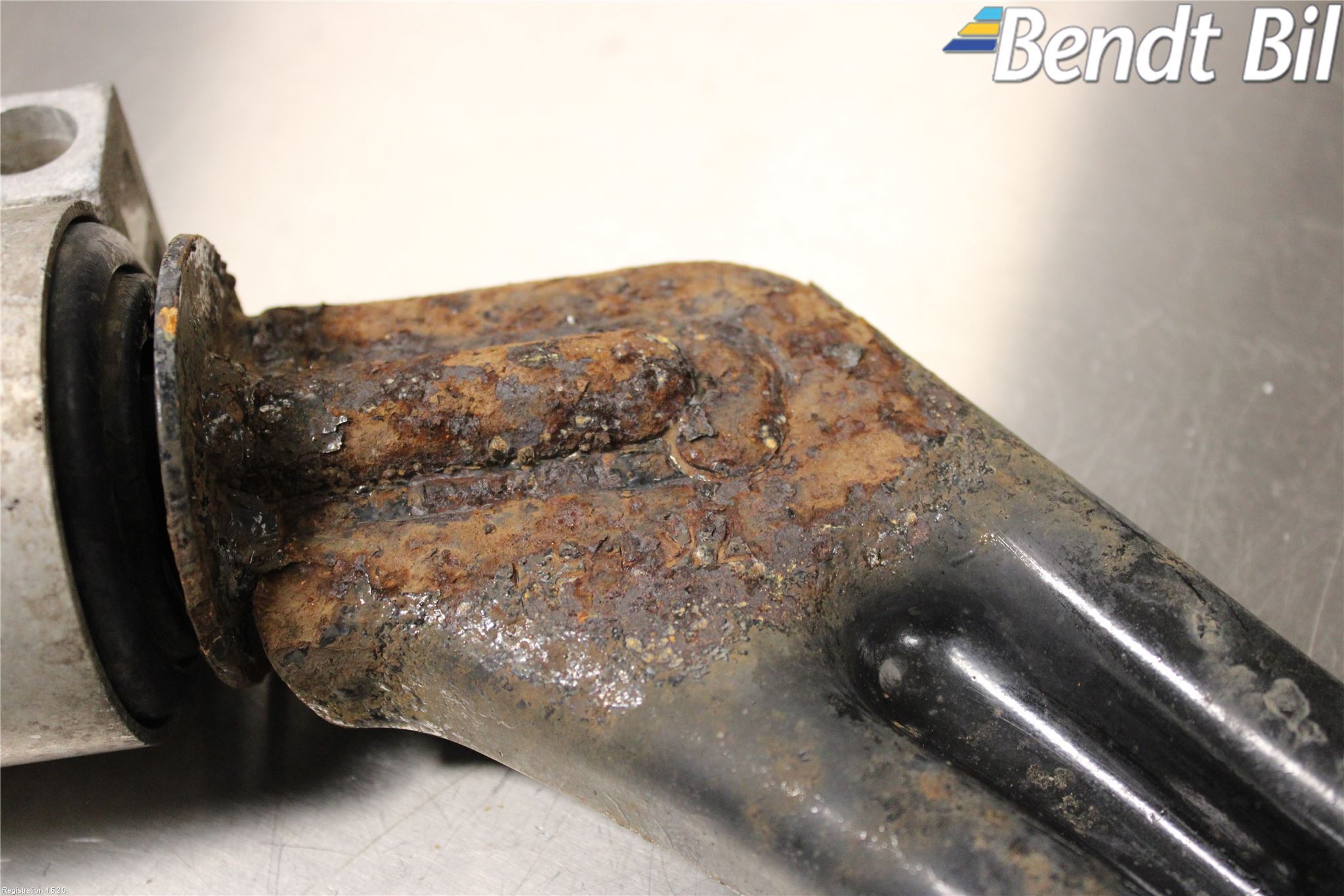 Saab 9-5     06-10 Bärarm Fram Undre Hö