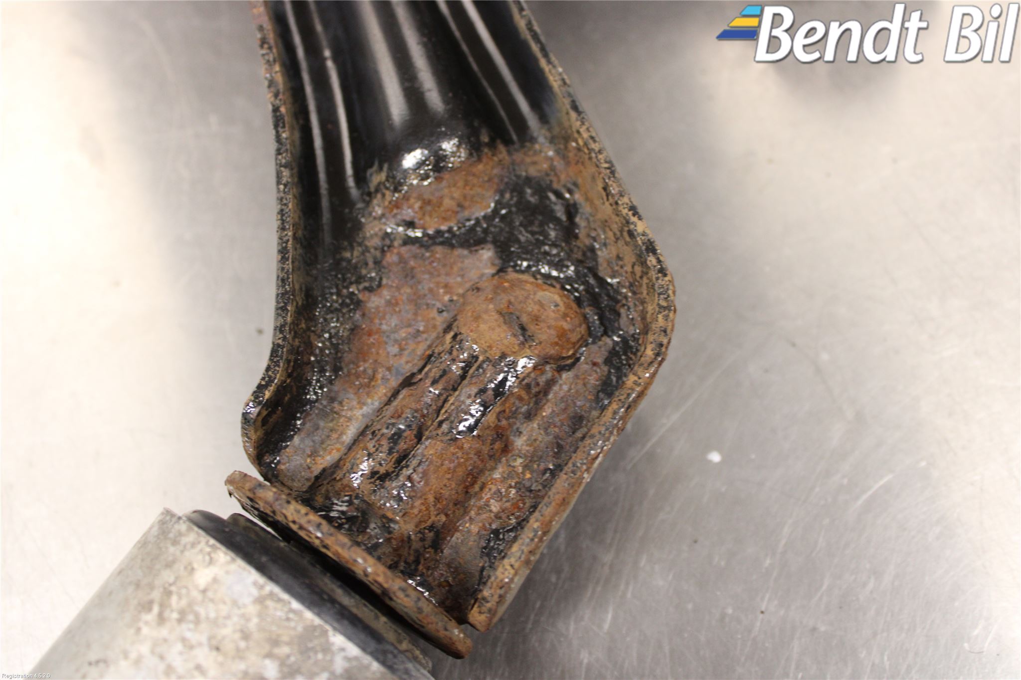 Saab 9-5     06-10 Bärarm Fram Undre Hö