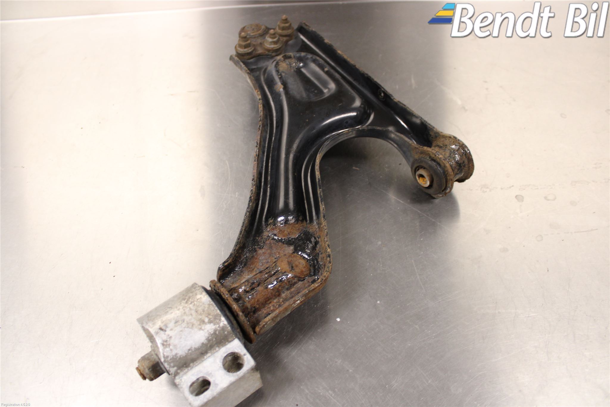 Saab 9-5     06-10 Bärarm Fram Undre Hö