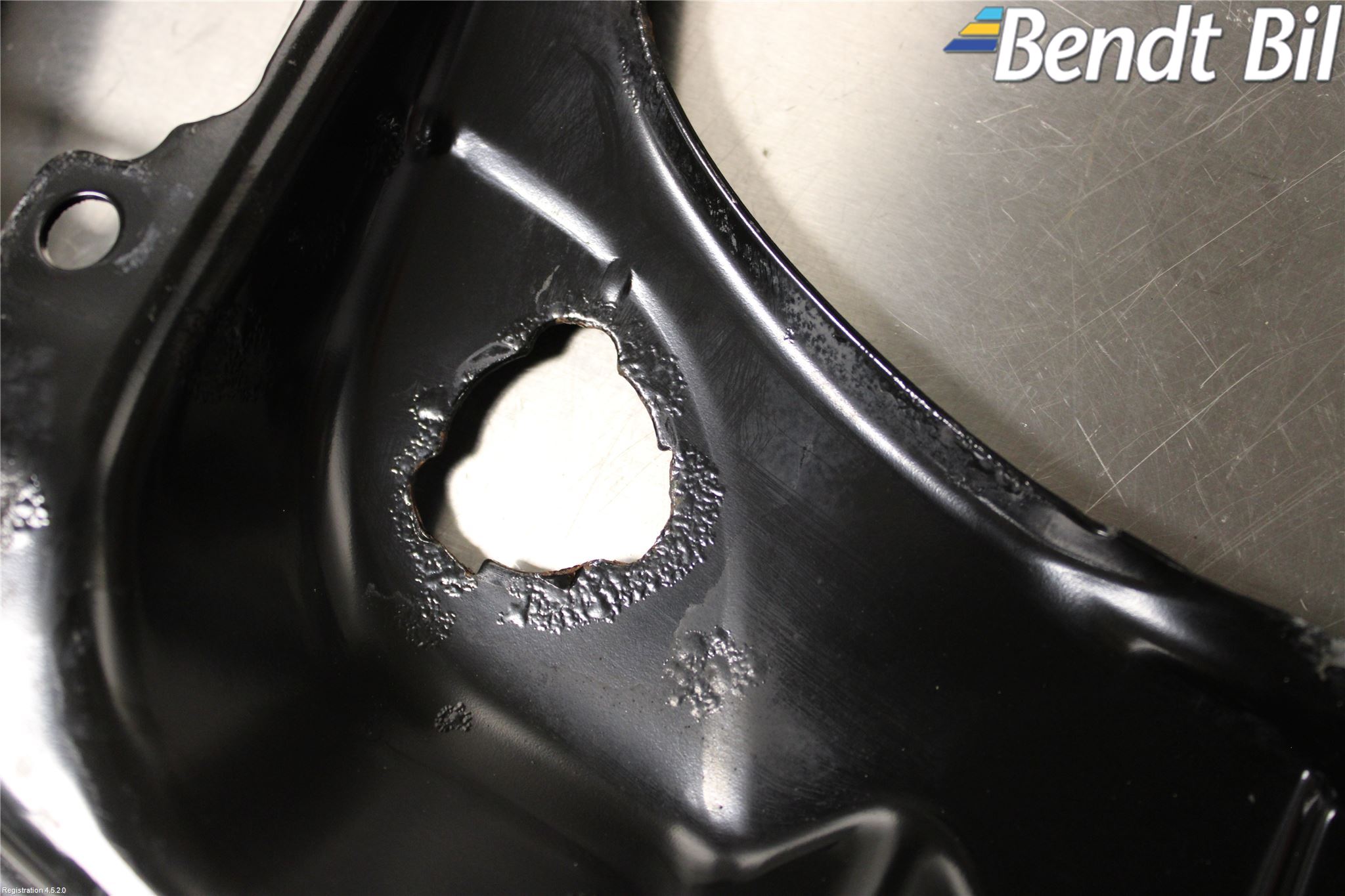 BMW 3 F30/F31/F80 12-19 Front Huvlåsplåt-Balk