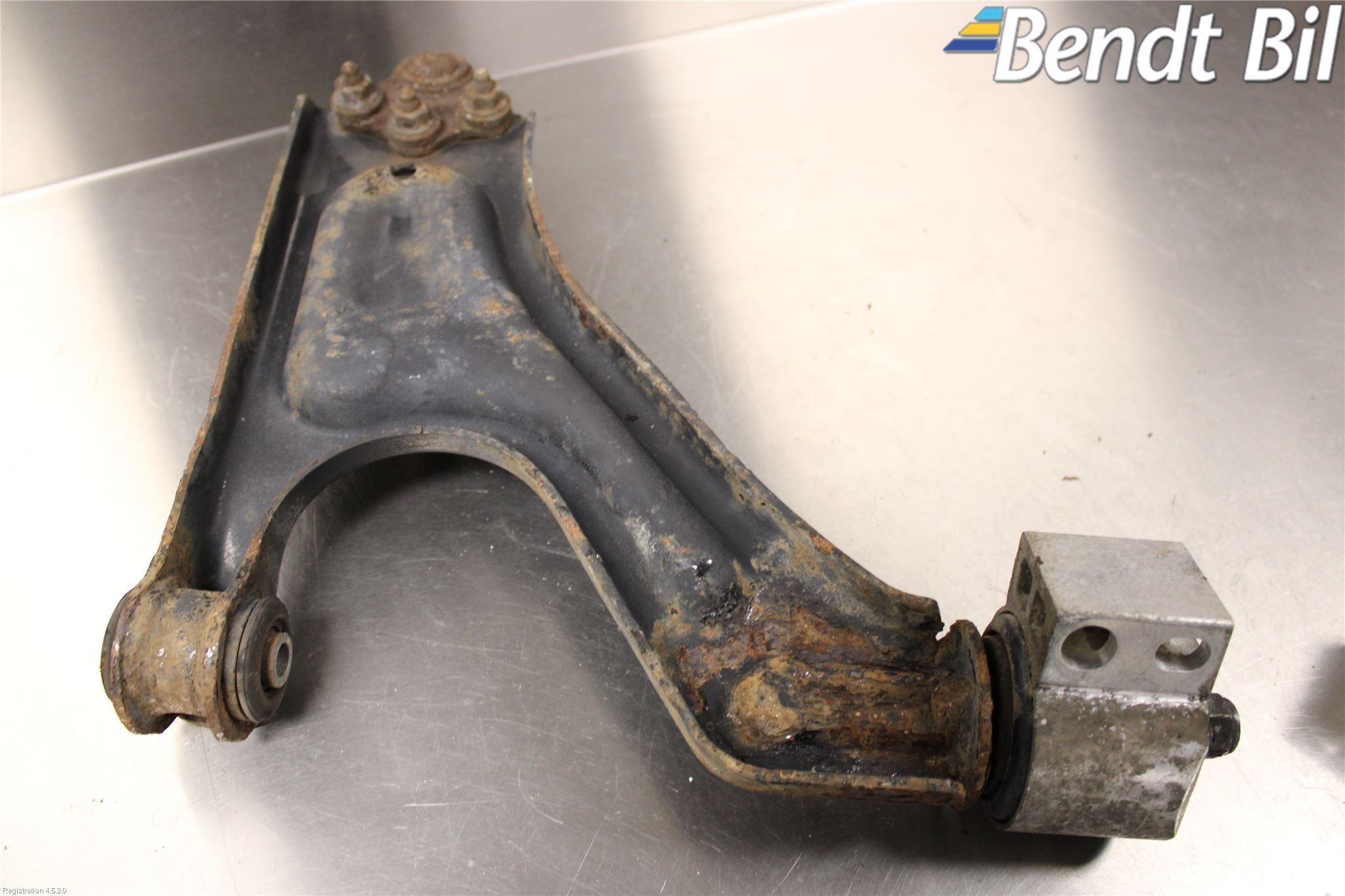 Saab 9-5     06-10 Bärarm Fram Undre Vä