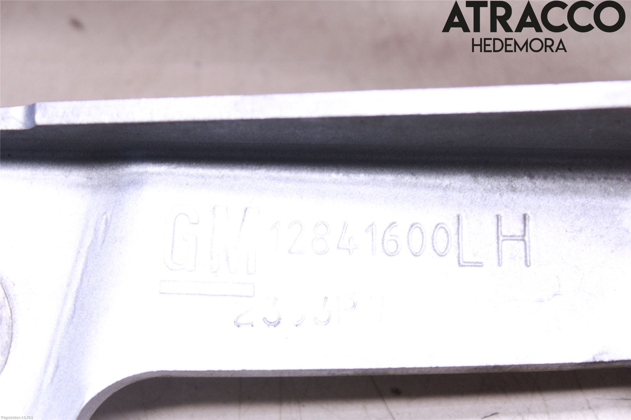 Opel INSIGNIA 09-16 Huvgångjärn