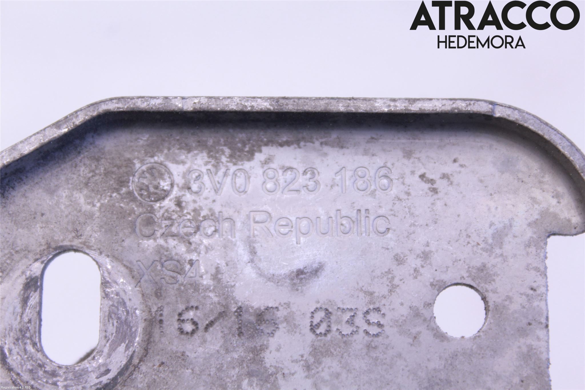 Skoda SUPERB 16-24 Huv Spärr