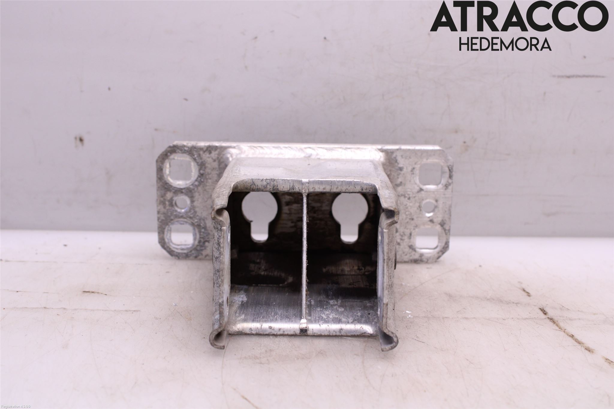 BMW 5 E60/61 Sed/Tou 02-10 Stötfångarbärjärn Fram