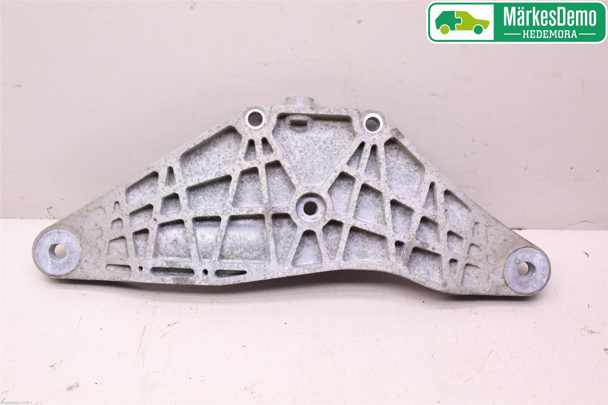 Audi A4/S4 05-07 Bakaxel Fäste