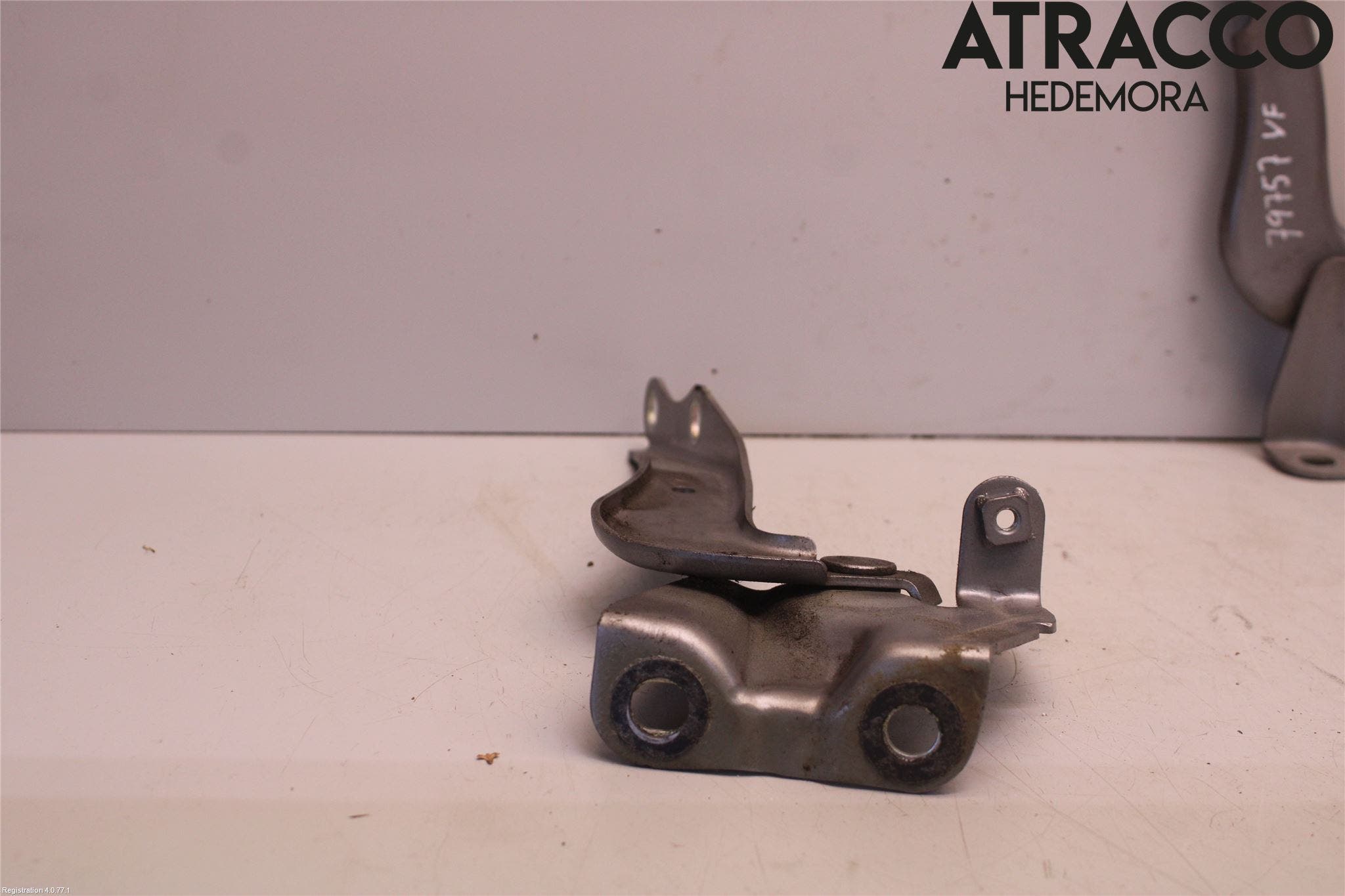 Toyota AVENSIS 16-18 Huvgångjärn