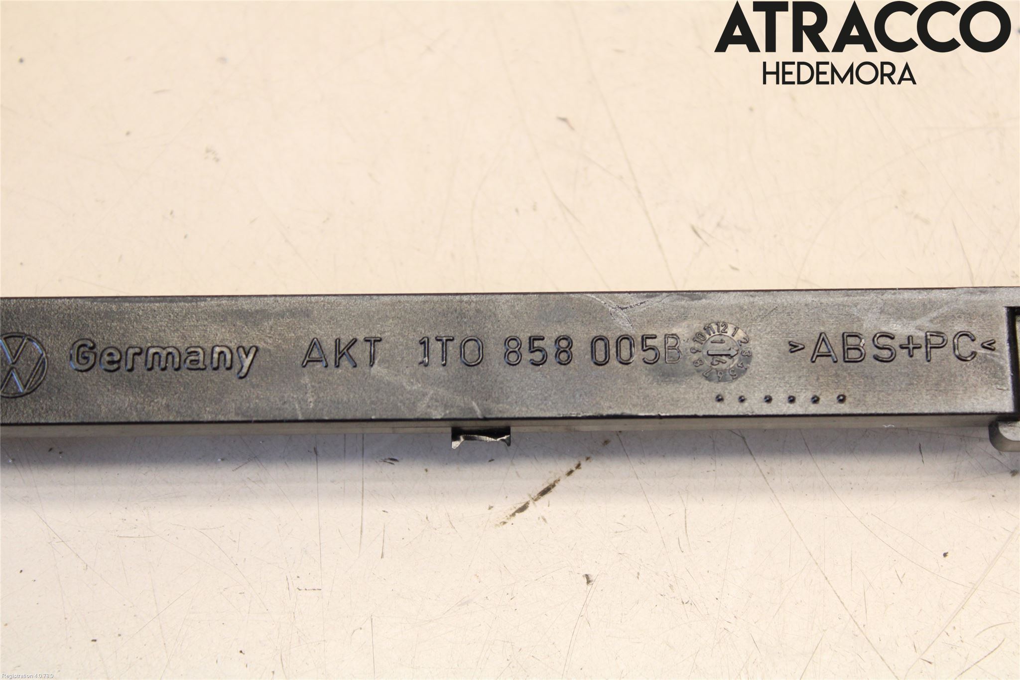 Volkswagen VW TOURAN 10-15 Instrument-Radio Sarg