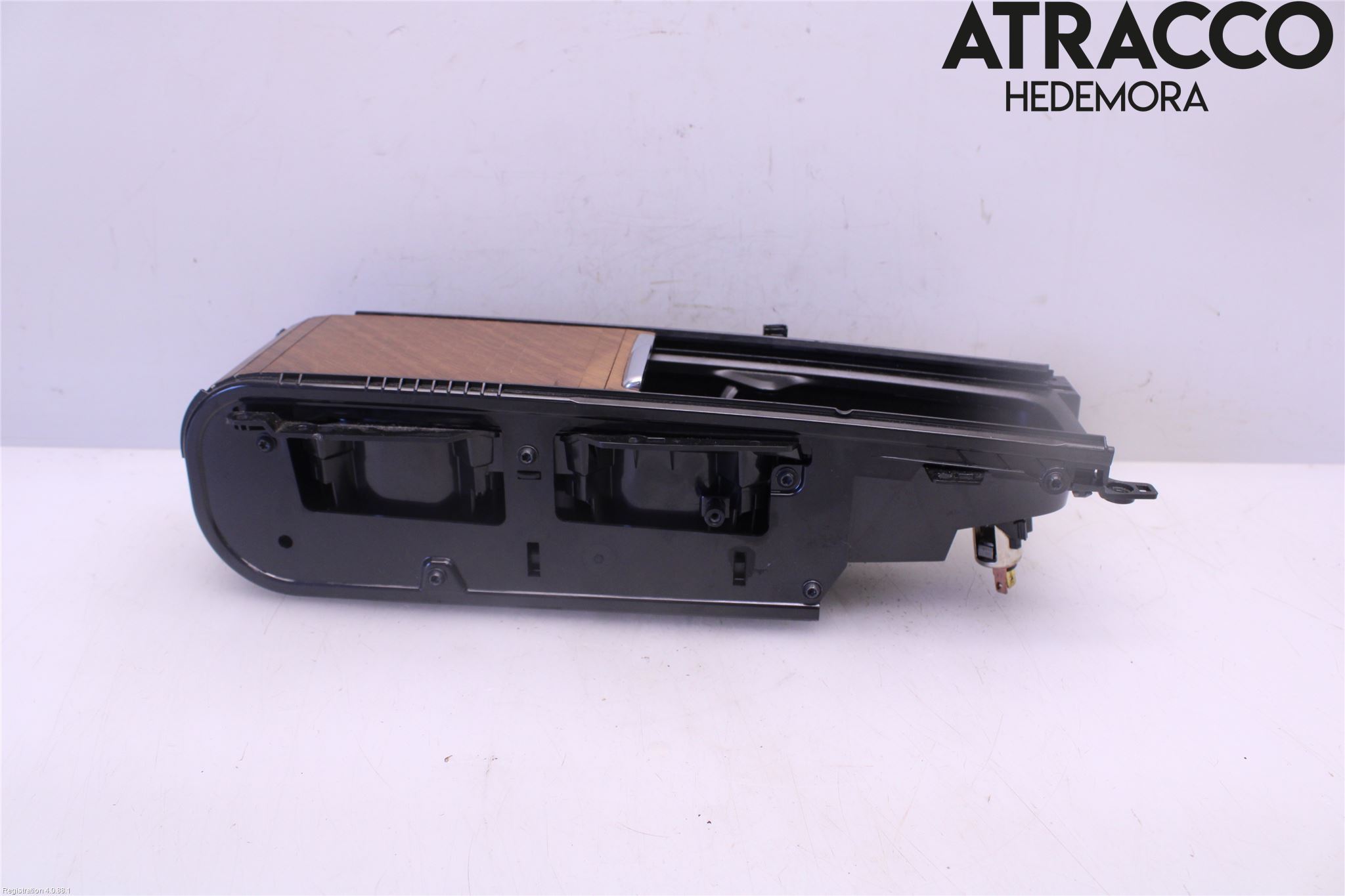 Volvo V90 17->> Mugghållare