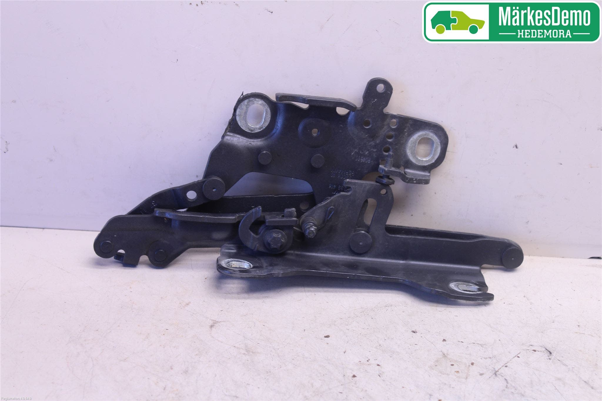 BMW 1 F20/F21 11-19 Huvgångjärn