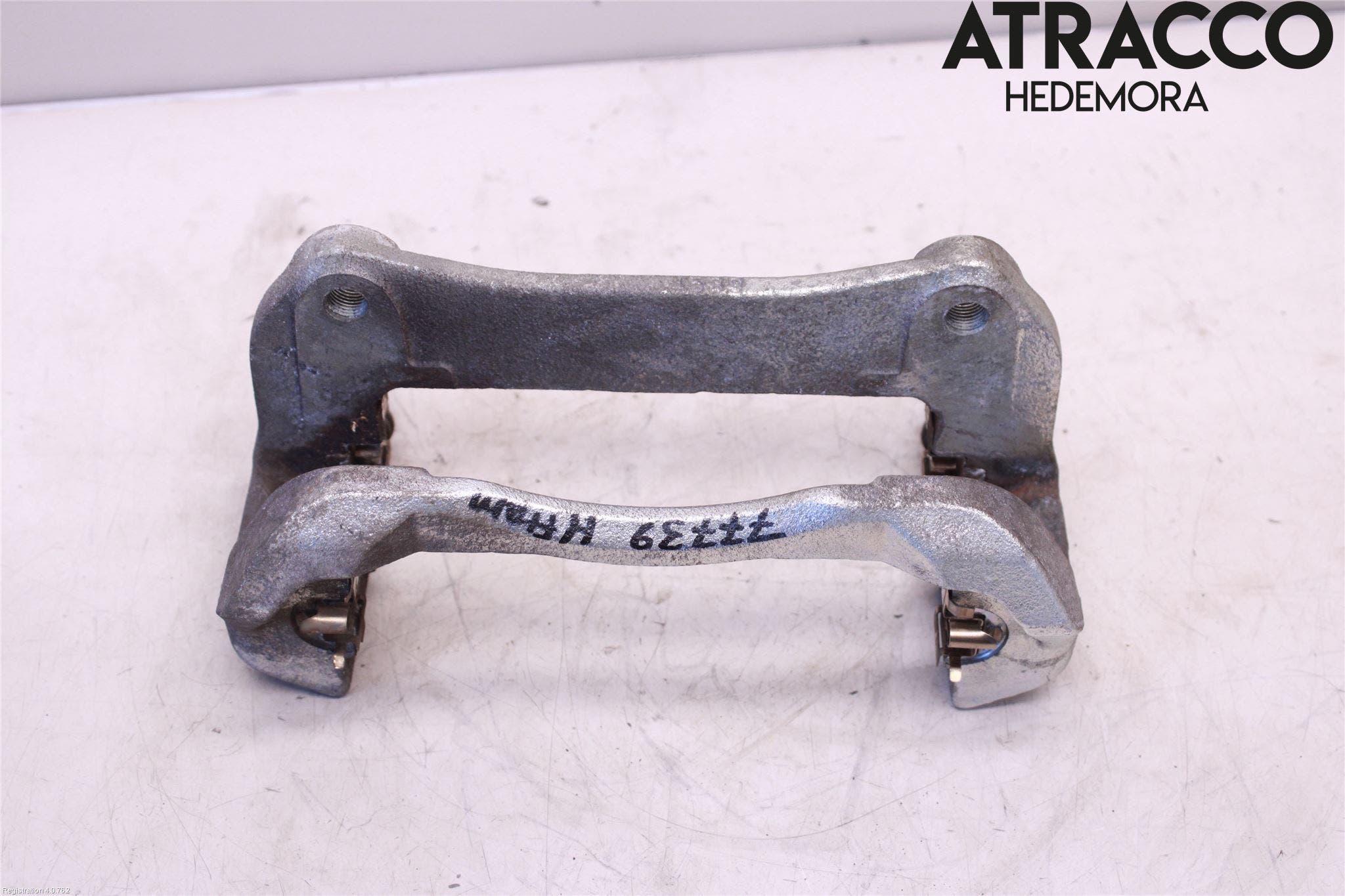 Toyota RAV4 19- Bromsokshållare