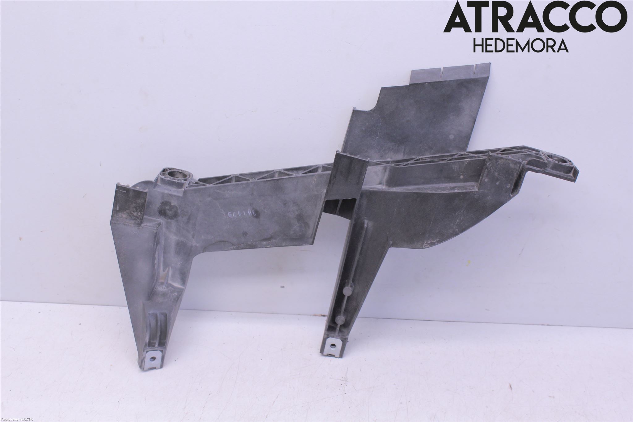 BMW X3 E83     03-10 Strålkast Fästsarg