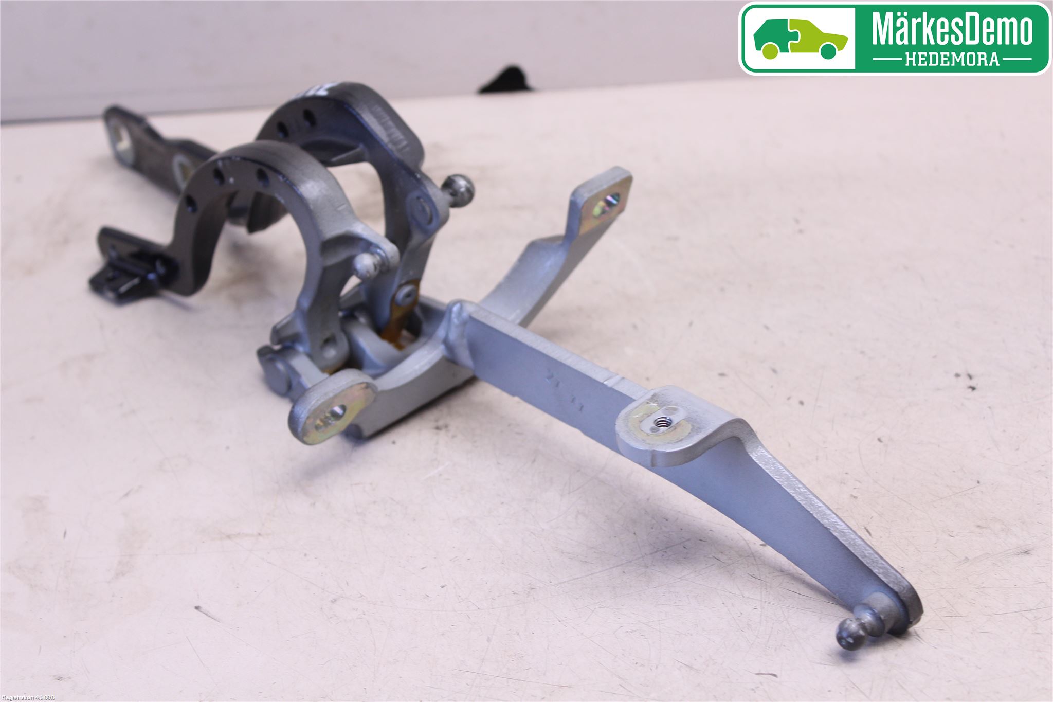 BMW 5 F10/F11/F18 09-17 Bakluckegångjärn Hö