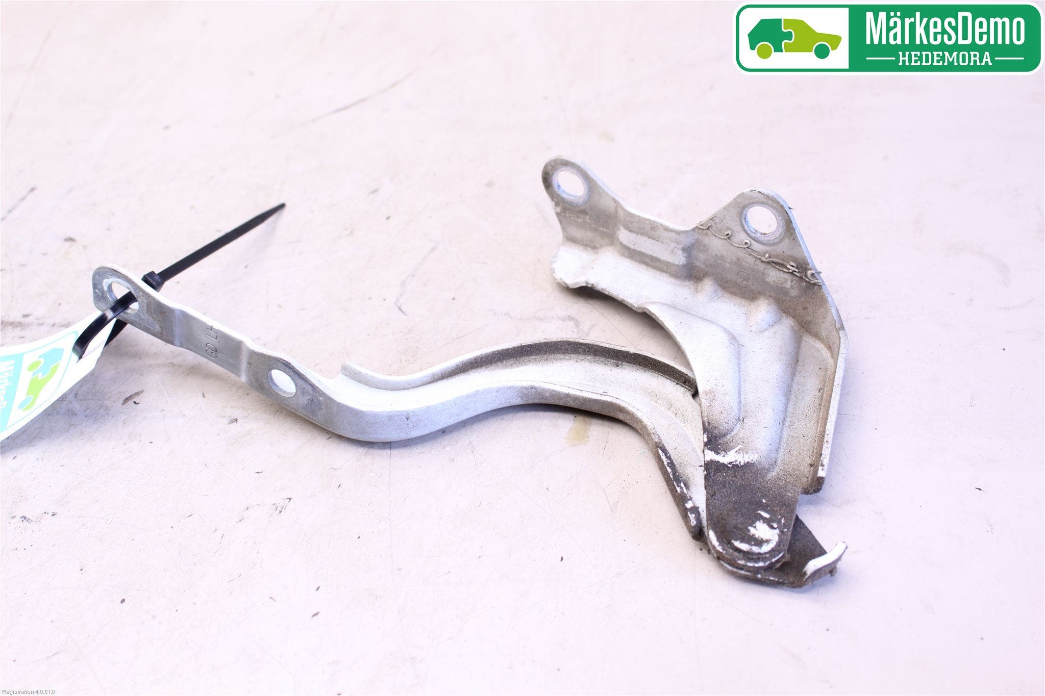 Hyundai i30 GD 13-17 Huvgångjärn