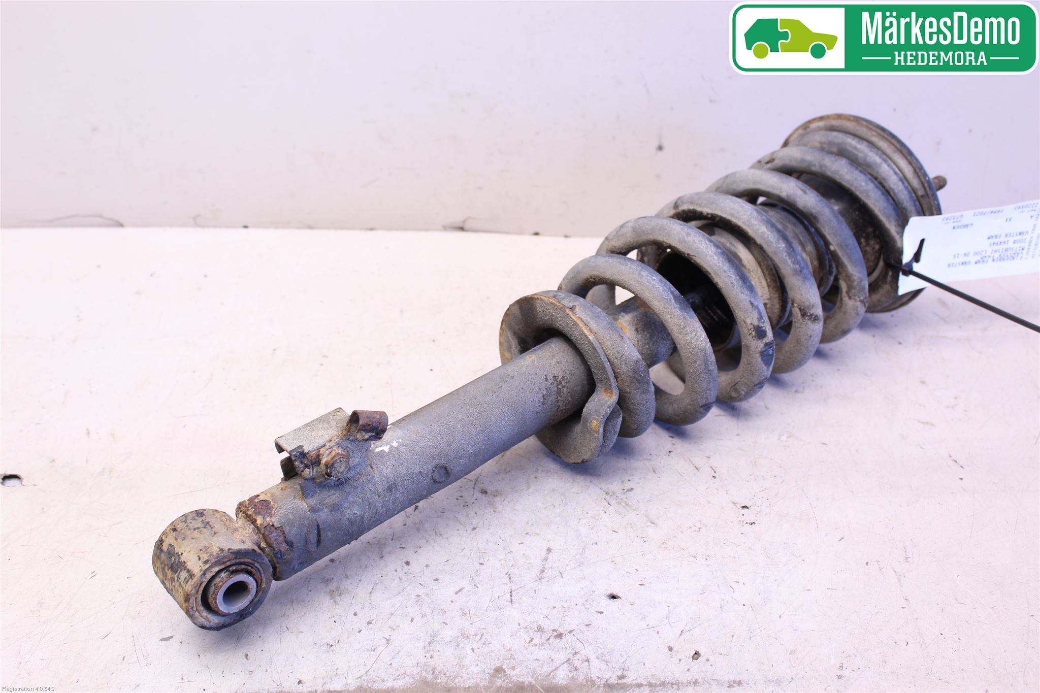 Mitsubishi L200 06-15 Fjäderben Fram Vänster